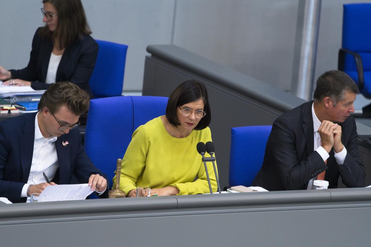 Göring-Eckardt, Katrin Bundestagsvizepräsidentin Katrin Göring-Eckardt, Bündnis 90/Die Grünen, MdB, (Mitte), sowie die Schriftführer Leon Eckert, Bündnis 90/Die Grünen, MdB, (links), und Axel Müller, CDU/CSU, MdB, (rechts), während der 50. Sitzung des Deutschen Bundestages.