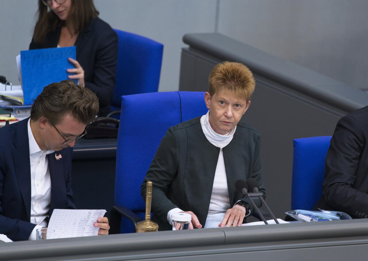 Pau, Petra; Eckert, Leon Bundestagsvizepräsidentin Petra Pau, DIE LINKE, MdB, (Mitte), und Schriftführer Leon Eckert, Bündnis 90/Die Grünen, MdB, (links), während der 50. Sitzung des Deutschen Bundestages.; 