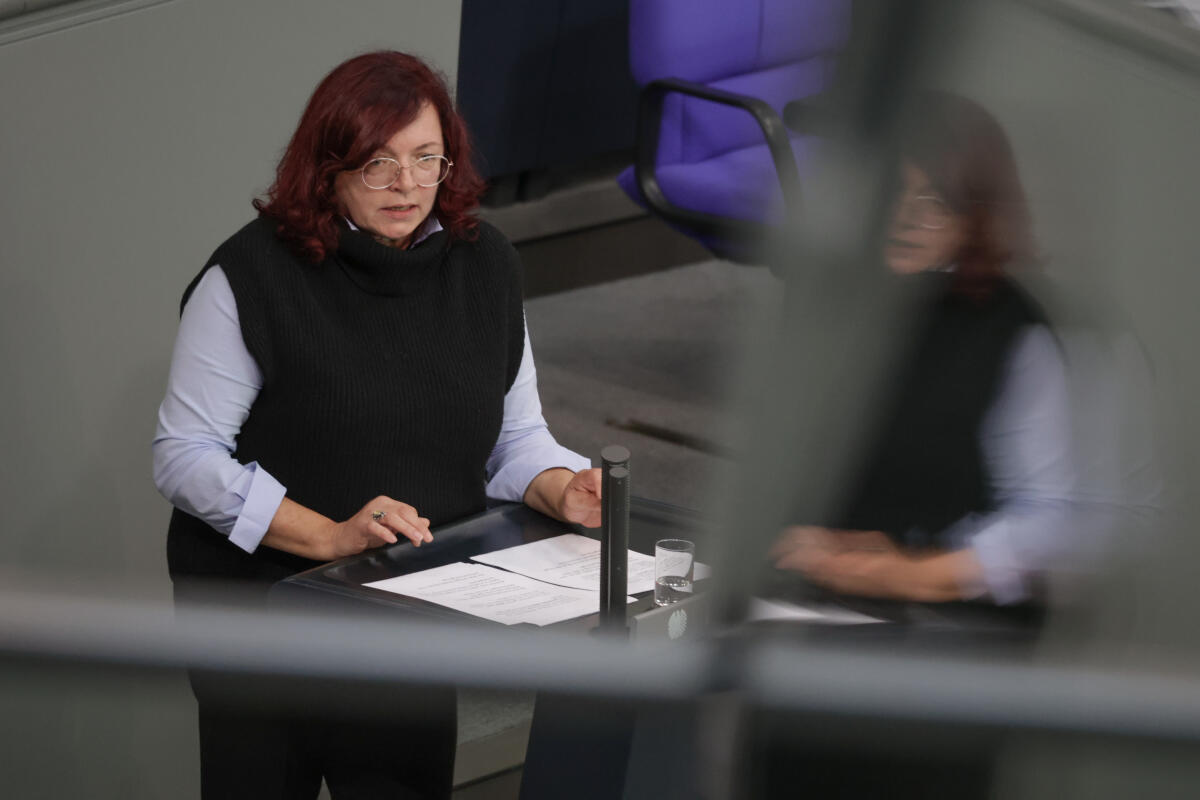 Ulrike Harzer, FDP, MdB, hält eine Rede zu TOP 11 „Wolfsbestandsmanagement“ im Plenum. Harzer, Ulrike Ulrike Harzer, FDP, MdB, hält eine Rede zu TOP 11 „Wolfsbestandsmanagement“ im Plenum.