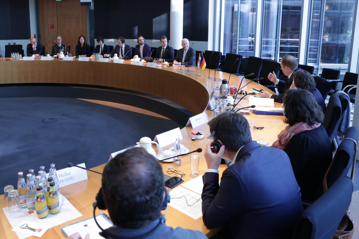 Eine Delegation des Verteidigungsausschusses der Niederlande zu Gast im Verteidigungsausschuss des Deutschen Bundestages. Blick in den Saal. Eine Delegation des Verteidigungsausschusses der Niederlande zu Gast im Verteidigungsausschuss des Deutschen Bundestages. Blick in den Saal.