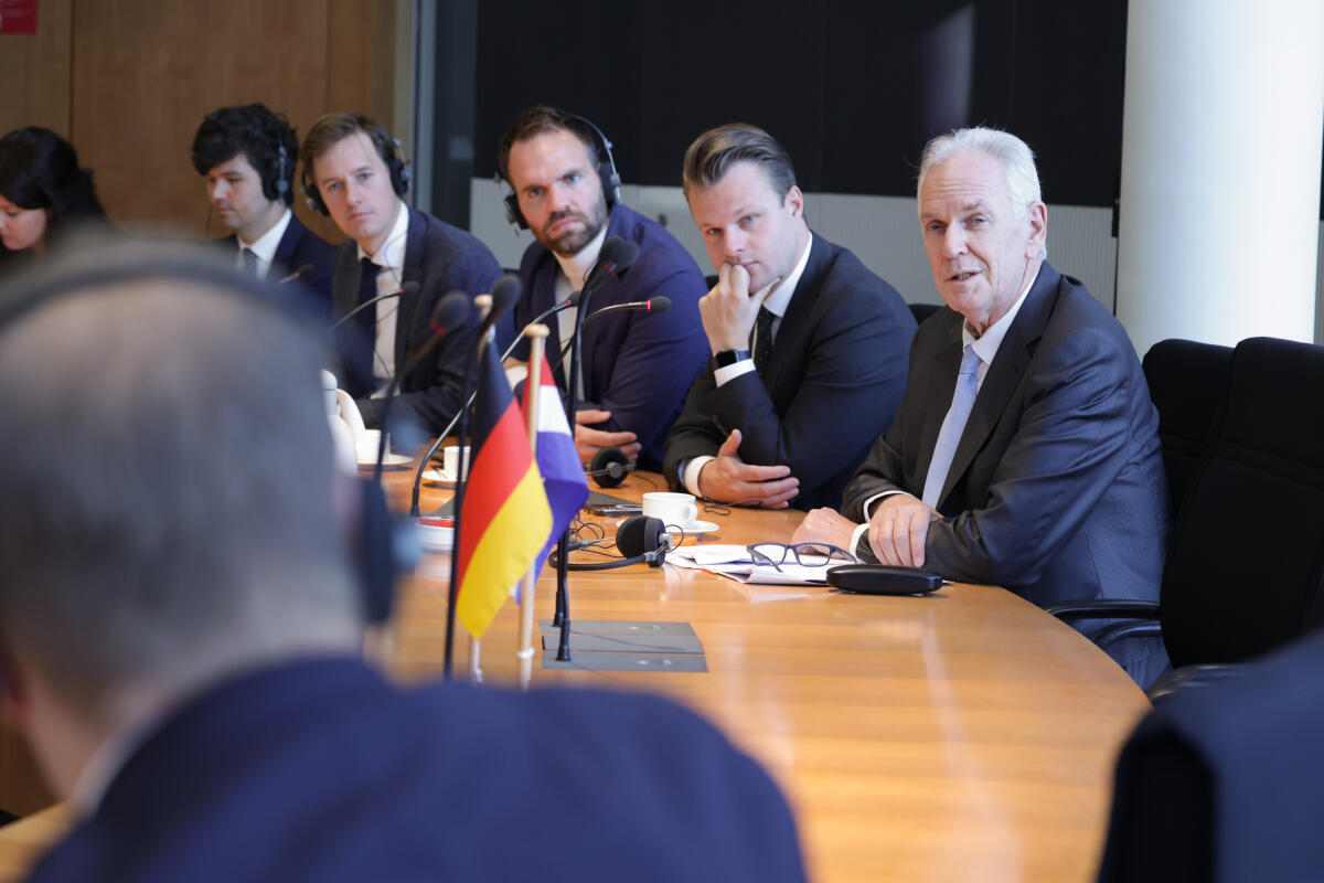  Eine Delegation des Verteidigungsausschusses der Niederlande mit dem Vorsitzenden Raymond de Roon (r) und dem stellvertretenden Vorsitzenden Peter Valstar (2vr) sowie Derk Boswijk (3vr) und Laurens Dassen (4vr) zu Gast im Verteidigungsausschuss des Deutschen Bundestages.