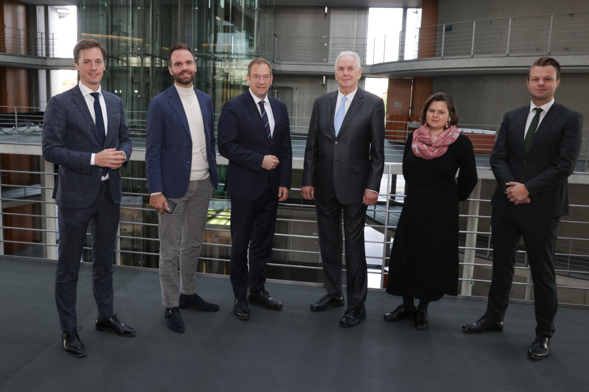 Otte, Henning; Nanni, Sara Eine Delegation des Verteidigungsausschusses der Niederlande zu Gast im Verteidigungsausschuss des Deutschen Bundestages. Gruppenfoto (vlnr): Laurens Dassen; Derk Boswijk; Henning Otte, CSU/CSU, MdB, stellvertretender Vorsitzender des Verteidigungsausschusses; Rymond de Roon, Vorsitzender des niederländischen Verteidigungsausschusses; Sara Nanni, Bündnis 90/Die Grünen, MdB, und Peter Valstar, stellvertretender Vorsitzender des niederländischen Verteidigungsausschusses.