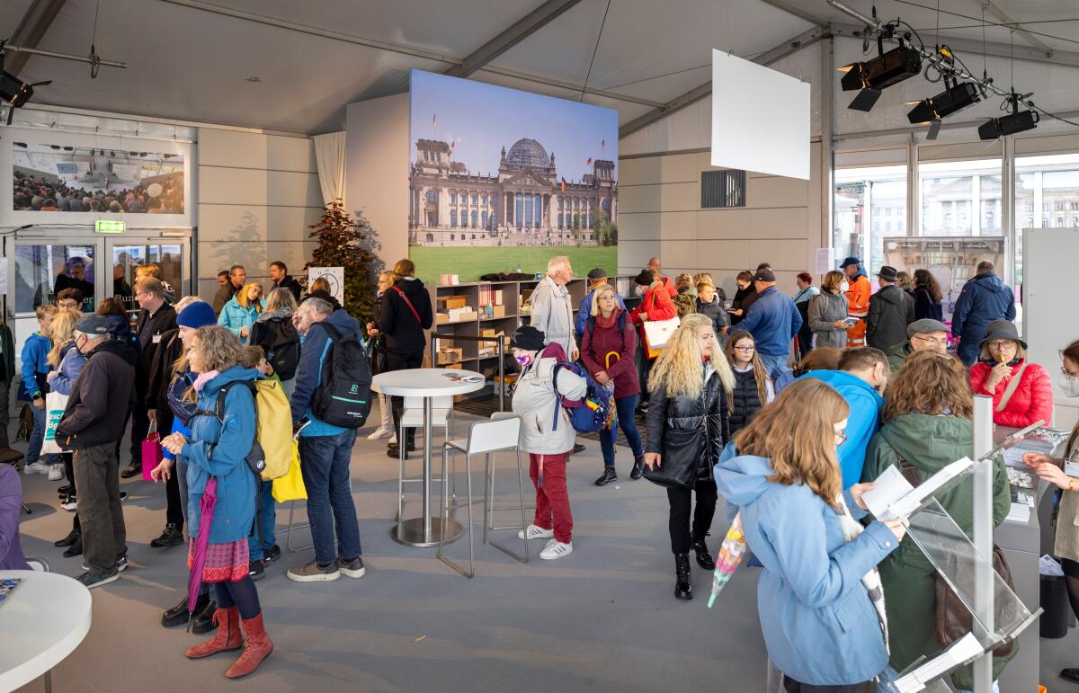 Anlässlich der Feierlichkeiten zum Tag der Deutschen Einheit präsentiert sich der Deutsche Bundestag vom 1. bis 3. Oktober 2022 auf dem Domplatz in Erfurt. Der Deutsche Bundestag bietet seinen Gästen ein abwechslungsreiches und unterhaltsames Programm. Wissenswertes über das Parlament erfahren die Gäste im „Kommunikationsforum“. Es werden verschiedene Informationsmaterialien rund ums Parlament ausgegeben und multimediale Angebote und Spiele für alle Altersgruppen zur Verfügung stehen. ; Hier Gäste im Kommunikationsforum des Deutschen Bundestages anlässlich des Festes zum Tag der Deutschen Einheit in Erfurt. Anlässlich der Feierlichkeiten zum Tag der Deutschen Einheit präsentiert sich der Deutsche Bundestag vom 1. bis 3. Oktober 2022 auf dem Domplatz in Erfurt. Der Deutsche Bundestag bietet seinen Gästen ein abwechslungsreiches und unterhaltsames Programm. Wissenswertes über das Parlament erfahren die Gäste im „Kommunikationsforum“. Es werden verschiedene Informationsmaterialien rund ums Parlament ausgegeben und multimediale Angebote und Spiele für alle Altersgruppen zur Verfügung stehen. ; Hier Gäste im Kommunikationsforum des Deutschen Bundestages anlässlich des Festes zum Tag der Deutschen Einheit in Erfurt.