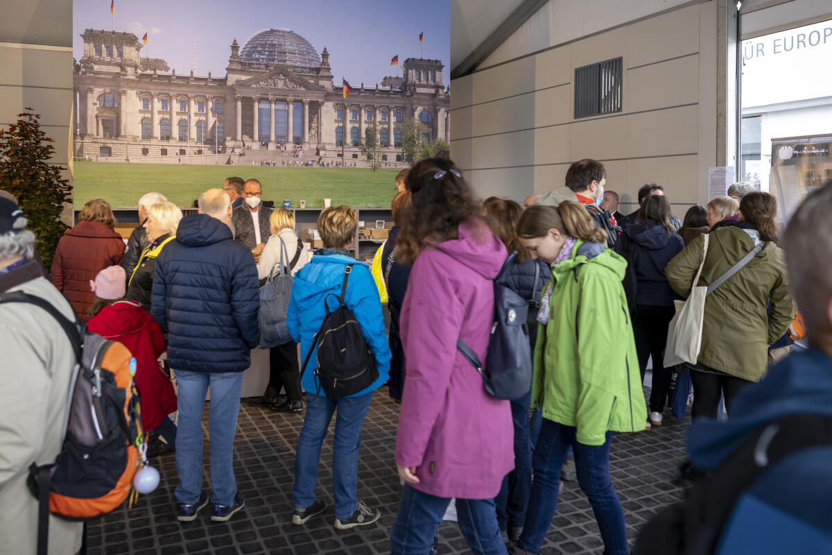 Anlässlich der Feierlichkeiten zum Tag der Deutschen Einheit präsentiert sich der Deutsche Bundestag vom 1. bis 3. Oktober 2022 auf dem Domplatz in Erfurt. Der Deutsche Bundestag bietet seinen Gästen ein abwechslungsreiches und unterhaltsames Programm. Wissenswertes über das Parlament erfahren die Gäste im „Kommunikationsforum“. Es werden verschiedene Informationsmaterialien rund ums Parlament ausgegeben und multimediale Angebote und Spiele für alle Altersgruppen zur Verfügung stehen. ; Hier Gäste im Kommunikationsforum des Deutschen Bundestages anlässlich des Festes zum Tag der Deutschen Einheit in Erfurt. Anlässlich der Feierlichkeiten zum Tag der Deutschen Einheit präsentiert sich der Deutsche Bundestag vom 1. bis 3. Oktober 2022 auf dem Domplatz in Erfurt. Der Deutsche Bundestag bietet seinen Gästen ein abwechslungsreiches und unterhaltsames Programm. Wissenswertes über das Parlament erfahren die Gäste im „Kommunikationsforum“. Es werden verschiedene Informationsmaterialien rund ums Parlament ausgegeben und multimediale Angebote und Spiele für alle Altersgruppen zur Verfügung stehen. ; Hier Gäste im Kommunikationsforum des Deutschen Bundestages anlässlich des Festes zum Tag der Deutschen Einheit in Erfurt.