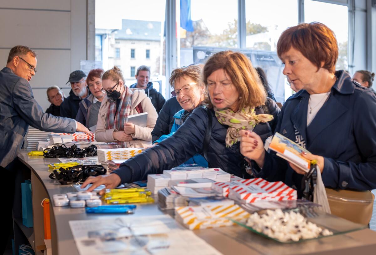 Anlässlich der Feierlichkeiten zum Tag der Deutschen Einheit präsentiert sich der Deutsche Bundestag vom 1. bis 3. Oktober 2022 auf dem Domplatz in Erfurt. Der Deutsche Bundestag bietet seinen Gästen ein abwechslungsreiches und unterhaltsames Programm. Wissenswertes über das Parlament erfahren die Gäste im „Kommunikationsforum“. Es werden verschiedene Informationsmaterialien rund ums Parlament ausgegeben und multimediale Angebote und Spiele für alle Altersgruppen zur Verfügung stehen. ; Hier Gäste im Kommunikationsforum des Deutschen Bundestages anlässlich des Festes zum Tag der Deutschen Einheit in Erfurt. Anlässlich der Feierlichkeiten zum Tag der Deutschen Einheit präsentiert sich der Deutsche Bundestag vom 1. bis 3. Oktober 2022 auf dem Domplatz in Erfurt. Der Deutsche Bundestag bietet seinen Gästen ein abwechslungsreiches und unterhaltsames Programm. Wissenswertes über das Parlament erfahren die Gäste im „Kommunikationsforum“. Es werden verschiedene Informationsmaterialien rund ums Parlament ausgegeben und multimediale Angebote und Spiele für alle Altersgruppen zur Verfügung stehen. ; Hier Gäste im Kommunikationsforum des Deutschen Bundestages anlässlich des Festes zum Tag der Deutschen Einheit in Erfurt.