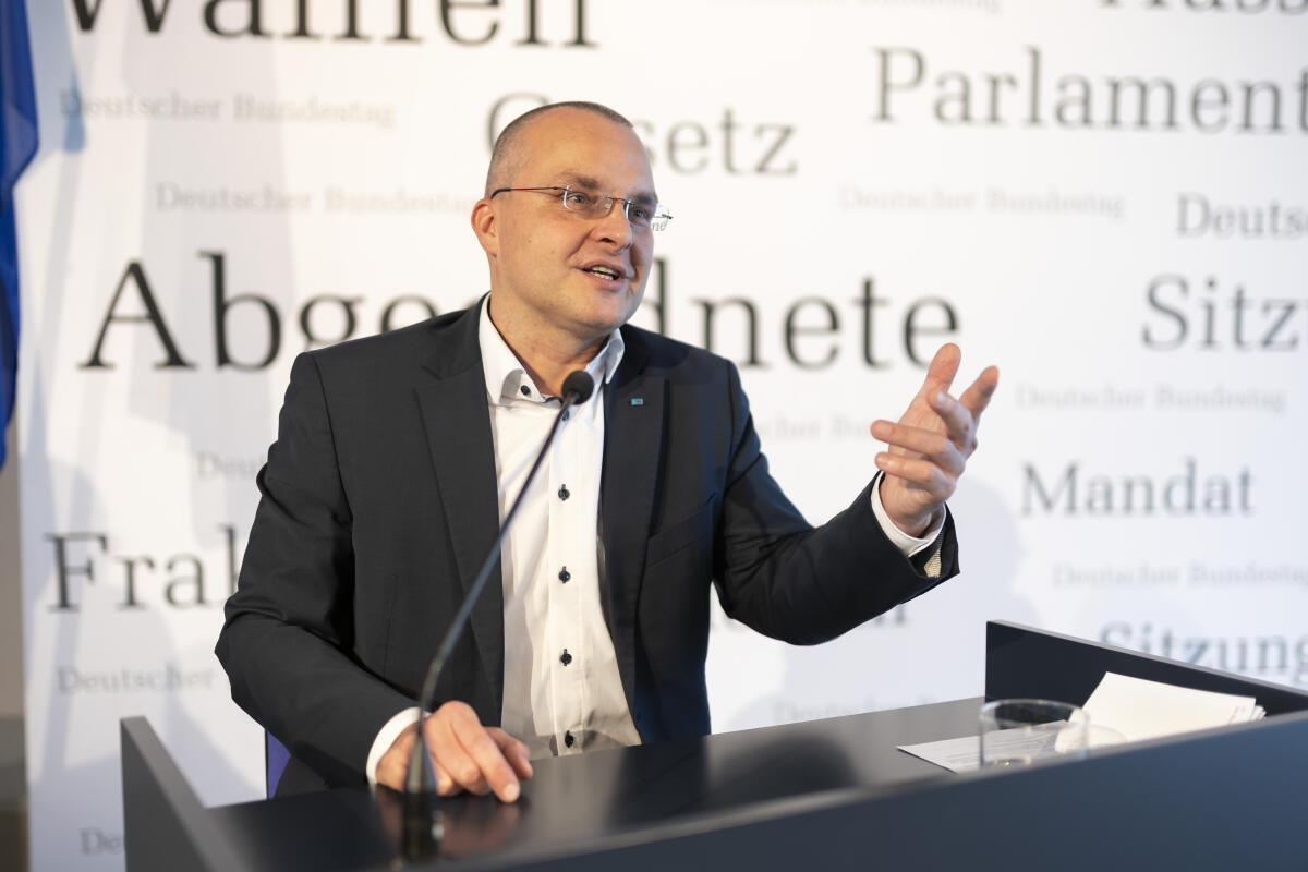 Bühl, Marcus Anlässlich der Feierlichkeiten zum Tag der Deutschen Einheit präsentiert sich der Deutsche Bundestag vom 1. bis 3. Oktober 2022 auf dem Domplatz in Erfurt. Der Deutsche Bundestag bietet seinen Gästen ein abwechslungsreiches und unterhaltsames Programm. Wissenswertes über das Parlament erfahren die Gäste im „Kommunikationsforum“. Es werden verschiedene Informationsmaterialien rund ums Parlament ausgegeben und multimediale Angebote und Spiele für alle Altersgruppen zur Verfügung stehen. ; Hier der Abgeordnete Marcus Bühl, AfD, MdB, bei einem Rollenspiel im Forum Plenarsitzung.