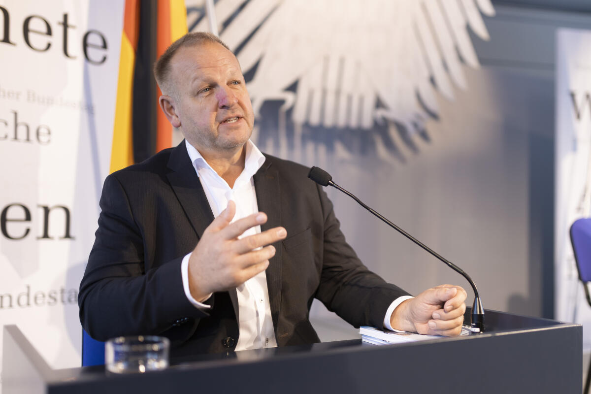Anlässlich der Feierlichkeiten zum Tag der Deutschen Einheit präsentiert sich der Deutsche Bundestag vom 1. bis 3. Oktober 2022 auf dem Domplatz in Erfurt. Der Deutsche Bundestag bietet seinen Gästen ein abwechslungsreiches und unterhaltsames Programm. Wissenswertes über das Parlament erfahren die Gäste im „Kommunikationsforum“. Es werden verschiedene Informationsmaterialien rund ums Parlament ausgegeben und multimediale Angebote und Spiele für alle Altersgruppen zur Verfügung stehen. ; Hier der Abgeordnete Kay-Uwe Ziegler, AfD, MdB, bei einem Rollenspiel im Forum Plenarsitzung. Ziegler, Kay-Uwe Anlässlich der Feierlichkeiten zum Tag der Deutschen Einheit präsentiert sich der Deutsche Bundestag vom 1. bis 3. Oktober 2022 auf dem Domplatz in Erfurt. Der Deutsche Bundestag bietet seinen Gästen ein abwechslungsreiches und unterhaltsames Programm. Wissenswertes über das Parlament erfahren die Gäste im „Kommunikationsforum“. Es werden verschiedene Informationsmaterialien rund ums Parlament ausgegeben und multimediale Angebote und Spiele für alle Altersgruppen zur Verfügung stehen. ; Hier der Abgeordnete Kay-Uwe Ziegler, AfD, MdB, bei einem Rollenspiel im Forum Plenarsitzung.