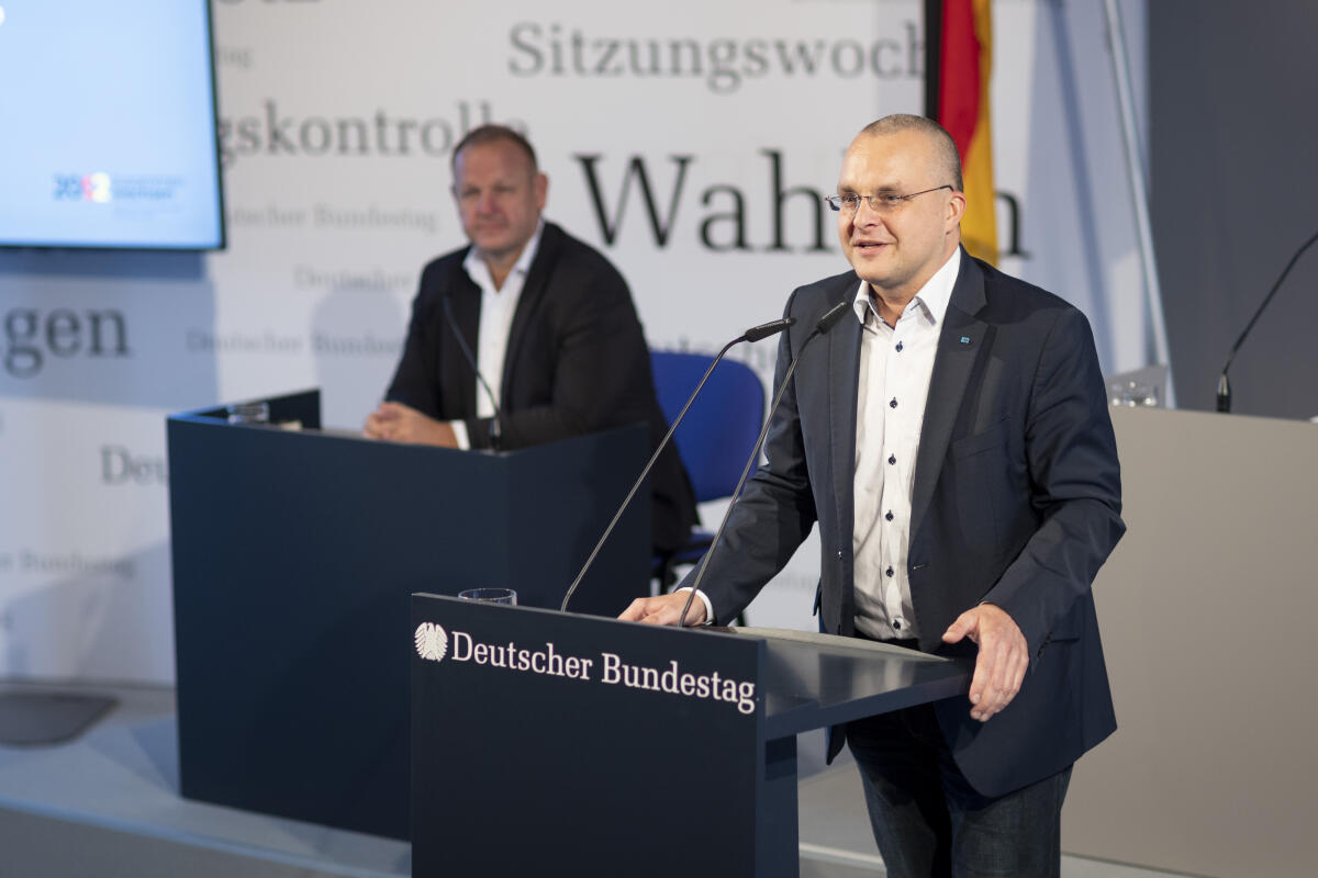 Anlässlich der Feierlichkeiten zum Tag der Deutschen Einheit präsentiert sich der Deutsche Bundestag vom 1. bis 3. Oktober 2022 auf dem Domplatz in Erfurt. Der Deutsche Bundestag bietet seinen Gästen ein abwechslungsreiches und unterhaltsames Programm. Wissenswertes über das Parlament erfahren die Gäste im „Kommunikationsforum“. Es werden verschiedene Informationsmaterialien rund ums Parlament ausgegeben und multimediale Angebote und Spiele für alle Altersgruppen zur Verfügung stehen. ; Hier der Abgeordnete Marcus Bühl, AfD, MdB, (rechts), bei einem Rollenspiel im Forum Plenarsitzung. Bühl, Marcus Anlässlich der Feierlichkeiten zum Tag der Deutschen Einheit präsentiert sich der Deutsche Bundestag vom 1. bis 3. Oktober 2022 auf dem Domplatz in Erfurt. Der Deutsche Bundestag bietet seinen Gästen ein abwechslungsreiches und unterhaltsames Programm. Wissenswertes über das Parlament erfahren die Gäste im „Kommunikationsforum“. Es werden verschiedene Informationsmaterialien rund ums Parlament ausgegeben und multimediale Angebote und Spiele für alle Altersgruppen zur Verfügung stehen. ; Hier der Abgeordnete Marcus Bühl, AfD, MdB, (rechts), bei einem Rollenspiel im Forum Plenarsitzung.