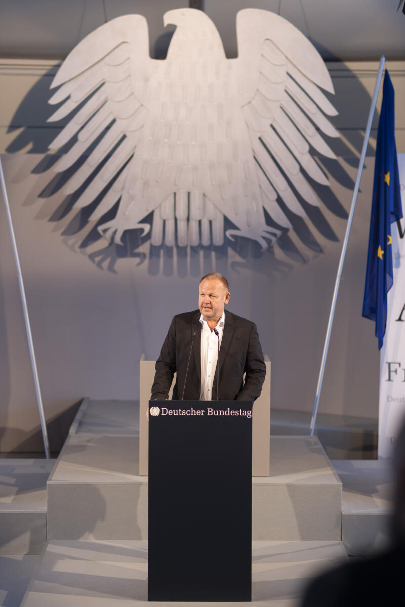 Ziegler, Kay-Uwe Anlässlich der Feierlichkeiten zum Tag der Deutschen Einheit präsentiert sich der Deutsche Bundestag vom 1. bis 3. Oktober 2022 auf dem Domplatz in Erfurt. Der Deutsche Bundestag bietet seinen Gästen ein abwechslungsreiches und unterhaltsames Programm. Wissenswertes über das Parlament erfahren die Gäste im „Kommunikationsforum“. Es werden verschiedene Informationsmaterialien rund ums Parlament ausgegeben und multimediale Angebote und Spiele für alle Altersgruppen zur Verfügung stehen. ; Hier der Abgeordnete Kay-Uwe Ziegler, AfD, MdB, bei einem Rollenspiel im Forum Plenarsitzung.