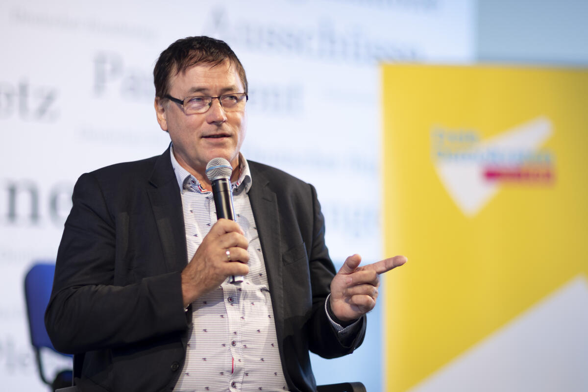  Anlässlich der Feierlichkeiten zum Tag der Deutschen Einheit präsentiert sich der Deutsche Bundestag vom 1. bis 3. Oktober 2022 auf dem Domplatz in Erfurt. Der Deutsche Bundestag bietet seinen Gästen ein abwechslungsreiches und unterhaltsames Programm. Wissenswertes über das Parlament erfahren die Gäste im „Kommunikationsforum“. Es werden verschiedene Informationsmaterialien rund ums Parlament ausgegeben und multimediale Angebote und Spiele für alle Altersgruppen zur Verfügung stehen. ; Hier der Abgeordnete Gerald Ullrich, FDP, MdB, bei einem Gespräch im Forum Plenarsitzung.