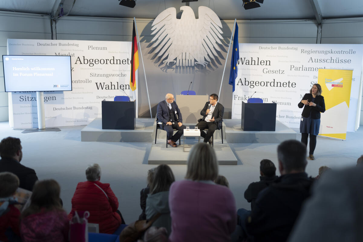 Anlässlich der Feierlichkeiten zum Tag der Deutschen Einheit präsentiert sich der Deutsche Bundestag vom 1. bis 3. Oktober 2022 auf dem Domplatz in Erfurt. Der Deutsche Bundestag bietet seinen Gästen ein abwechslungsreiches und unterhaltsames Programm. Wissenswertes über das Parlament erfahren die Gäste im „Kommunikationsforum“. Es werden verschiedene Informationsmaterialien rund ums Parlament ausgegeben und multimediale Angebote und Spiele für alle Altersgruppen zur Verfügung stehen. ; Hier der Abgeordnete Gerald Ullrich, FDP, MdB, (rechts), bei einem Gespräch im Forum Plenarsitzung. Anlässlich der Feierlichkeiten zum Tag der Deutschen Einheit präsentiert sich der Deutsche Bundestag vom 1. bis 3. Oktober 2022 auf dem Domplatz in Erfurt. Der Deutsche Bundestag bietet seinen Gästen ein abwechslungsreiches und unterhaltsames Programm. Wissenswertes über das Parlament erfahren die Gäste im „Kommunikationsforum“. Es werden verschiedene Informationsmaterialien rund ums Parlament ausgegeben und multimediale Angebote und Spiele für alle Altersgruppen zur Verfügung stehen. ; Hier der Abgeordnete Gerald Ullrich, FDP, MdB, (rechts), bei einem Gespräch im Forum Plenarsitzung.