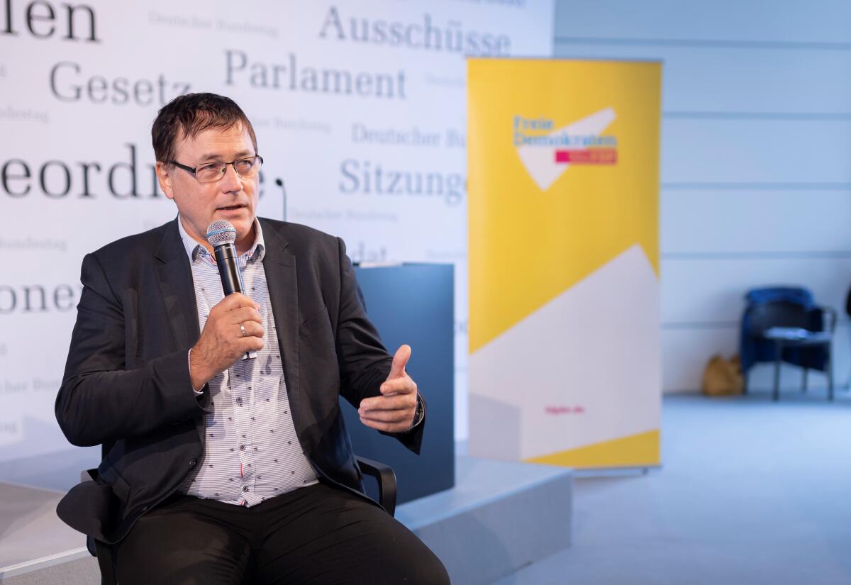 Anlässlich der Feierlichkeiten zum Tag der Deutschen Einheit präsentiert sich der Deutsche Bundestag vom 1. bis 3. Oktober 2022 auf dem Domplatz in Erfurt. Der Deutsche Bundestag bietet seinen Gästen ein abwechslungsreiches und unterhaltsames Programm. Wissenswertes über das Parlament erfahren die Gäste im „Kommunikationsforum“. Es werden verschiedene Informationsmaterialien rund ums Parlament ausgegeben und multimediale Angebote und Spiele für alle Altersgruppen zur Verfügung stehen. ; Hier der Abgeordnete Gerald Ullrich, FDP, MdB, bei einem Gespräch im Forum Plenarsitzung. Ullrich, Gerald Anlässlich der Feierlichkeiten zum Tag der Deutschen Einheit präsentiert sich der Deutsche Bundestag vom 1. bis 3. Oktober 2022 auf dem Domplatz in Erfurt. Der Deutsche Bundestag bietet seinen Gästen ein abwechslungsreiches und unterhaltsames Programm. Wissenswertes über das Parlament erfahren die Gäste im „Kommunikationsforum“. Es werden verschiedene Informationsmaterialien rund ums Parlament ausgegeben und multimediale Angebote und Spiele für alle Altersgruppen zur Verfügung stehen. ; Hier der Abgeordnete Gerald Ullrich, FDP, MdB, bei einem Gespräch im Forum Plenarsitzung.