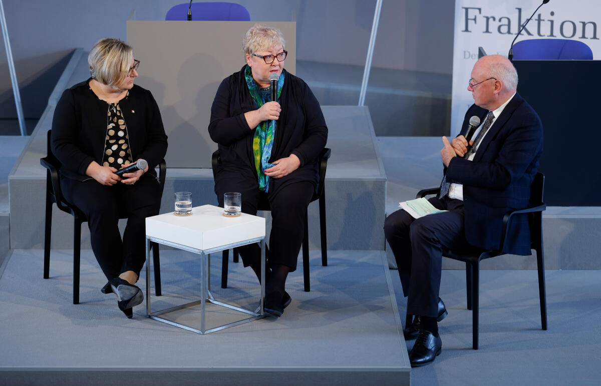 Anlässlich der Feierlichkeiten zum Tag der Deutschen Einheit präsentiert sich der Deutsche Bundestag vom 1. bis 3. Oktober 2022 auf dem Domplatz in Erfurt. Der Deutsche Bundestag bietet seinen Gästen ein abwechslungsreiches und unterhaltsames Programm. Wissenswertes über das Parlament erfahren die Gäste im „Kommunikationsforum“. Es werden verschiedene Informationsmaterialien rund ums Parlament ausgegeben und multimediale Angebote und Spiele für alle Altersgruppen zur Verfügung stehen. ; Hier im Gespräch im Forum Plenarsaal Evelyn Zupke, SED-Opferbeauftragte beim Deutschen Bundestag, (2. von links), und Alexandra Titze, Vizepräsidentin des Bundesarchivs, verantwortlich für das Stasi-Unterlagen-Archiv, (links). Zupke, Evelyn; Titze, Alexandra Anlässlich der Feierlichkeiten zum Tag der Deutschen Einheit präsentiert sich der Deutsche Bundestag vom 1. bis 3. Oktober 2022 auf dem Domplatz in Erfurt. Der Deutsche Bundestag bietet seinen Gästen ein abwechslungsreiches und unterhaltsames Programm. Wissenswertes über das Parlament erfahren die Gäste im „Kommunikationsforum“. Es werden verschiedene Informationsmaterialien rund ums Parlament ausgegeben und multimediale Angebote und Spiele für alle Altersgruppen zur Verfügung stehen. ; Hier im Gespräch im Forum Plenarsaal Evelyn Zupke, SED-Opferbeauftragte beim Deutschen Bundestag, (2. von links), und Alexandra Titze, Vizepräsidentin des Bundesarchivs, verantwortlich für das Stasi-Unterlagen-Archiv, (links).