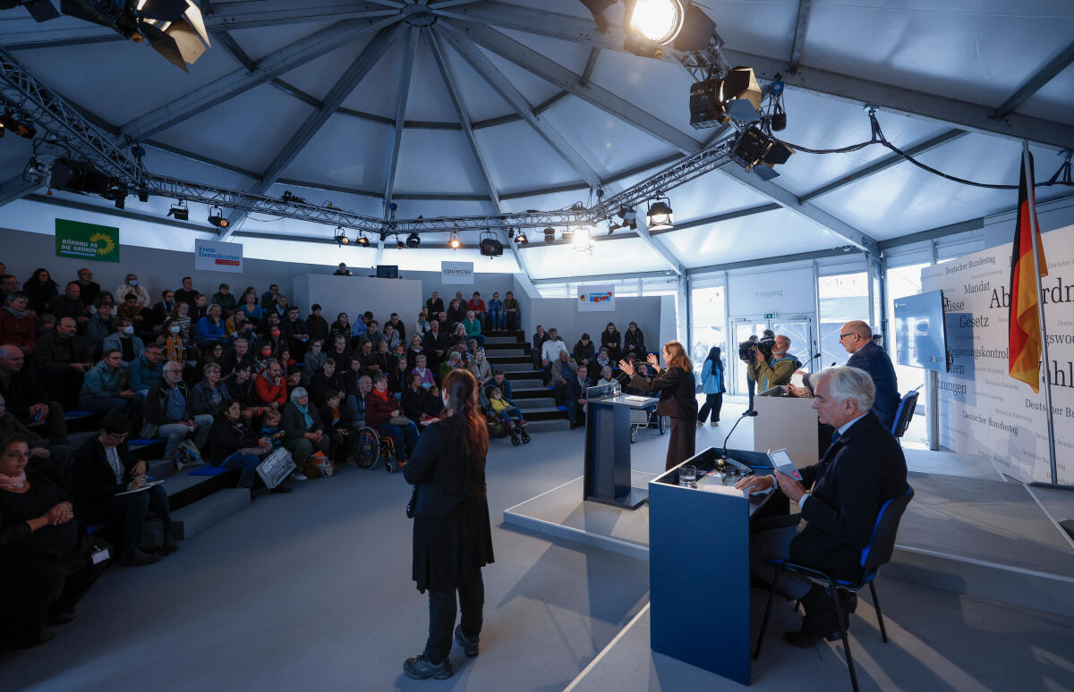 Anlässlich der Feierlichkeiten zum Tag der Deutschen Einheit präsentiert sich der Deutsche Bundestag vom 1. bis 3. Oktober 2022 auf dem Domplatz in Erfurt. Der Deutsche Bundestag bietet seinen Gästen ein abwechslungsreiches und unterhaltsames Programm. Wissenswertes über das Parlament erfahren die Gäste im „Kommunikationsforum“. Es werden verschiedene Informationsmaterialien rund ums Parlament ausgegeben und multimediale Angebote und Spiele für alle Altersgruppen zur Verfügung stehen. ; Blick in das Forum Plenarsaal während eines Rollenspiels. Anlässlich der Feierlichkeiten zum Tag der Deutschen Einheit präsentiert sich der Deutsche Bundestag vom 1. bis 3. Oktober 2022 auf dem Domplatz in Erfurt. Der Deutsche Bundestag bietet seinen Gästen ein abwechslungsreiches und unterhaltsames Programm. Wissenswertes über das Parlament erfahren die Gäste im „Kommunikationsforum“. Es werden verschiedene Informationsmaterialien rund ums Parlament ausgegeben und multimediale Angebote und Spiele für alle Altersgruppen zur Verfügung stehen. ; Blick in das Forum Plenarsaal während eines Rollenspiels.
