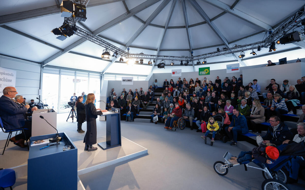 Anlässlich der Feierlichkeiten zum Tag der Deutschen Einheit präsentiert sich der Deutsche Bundestag vom 1. bis 3. Oktober 2022 auf dem Domplatz in Erfurt. Der Deutsche Bundestag bietet seinen Gästen ein abwechslungsreiches und unterhaltsames Programm. Wissenswertes über das Parlament erfahren die Gäste im „Kommunikationsforum“. Es werden verschiedene Informationsmaterialien rund ums Parlament ausgegeben und multimediale Angebote und Spiele für alle Altersgruppen zur Verfügung stehen. ; Blick in das Forum Plenarsaal während eines Rollenspiels. Anlässlich der Feierlichkeiten zum Tag der Deutschen Einheit präsentiert sich der Deutsche Bundestag vom 1. bis 3. Oktober 2022 auf dem Domplatz in Erfurt. Der Deutsche Bundestag bietet seinen Gästen ein abwechslungsreiches und unterhaltsames Programm. Wissenswertes über das Parlament erfahren die Gäste im „Kommunikationsforum“. Es werden verschiedene Informationsmaterialien rund ums Parlament ausgegeben und multimediale Angebote und Spiele für alle Altersgruppen zur Verfügung stehen. ; Blick in das Forum Plenarsaal während eines Rollenspiels.