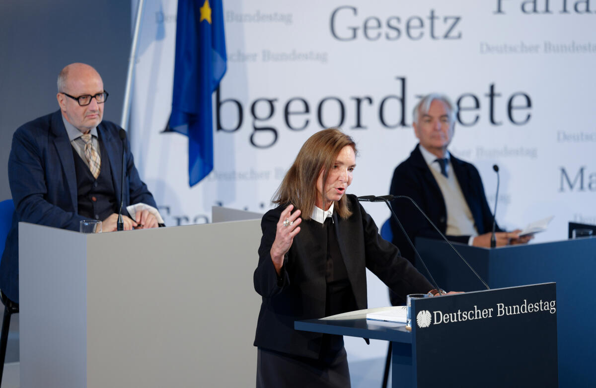 Anlässlich der Feierlichkeiten zum Tag der Deutschen Einheit präsentiert sich der Deutsche Bundestag vom 1. bis 3. Oktober 2022 auf dem Domplatz in Erfurt. Der Deutsche Bundestag bietet seinen Gästen ein abwechslungsreiches und unterhaltsames Programm. Wissenswertes über das Parlament erfahren die Gäste im „Kommunikationsforum“. Es werden verschiedene Informationsmaterialien rund ums Parlament ausgegeben und multimediale Angebote und Spiele für alle Altersgruppen zur Verfügung stehen. ; Blick in das Forum Plenarsaal während eines Rollenspiels. Anlässlich der Feierlichkeiten zum Tag der Deutschen Einheit präsentiert sich der Deutsche Bundestag vom 1. bis 3. Oktober 2022 auf dem Domplatz in Erfurt. Der Deutsche Bundestag bietet seinen Gästen ein abwechslungsreiches und unterhaltsames Programm. Wissenswertes über das Parlament erfahren die Gäste im „Kommunikationsforum“. Es werden verschiedene Informationsmaterialien rund ums Parlament ausgegeben und multimediale Angebote und Spiele für alle Altersgruppen zur Verfügung stehen. ; Blick in das Forum Plenarsaal während eines Rollenspiels.