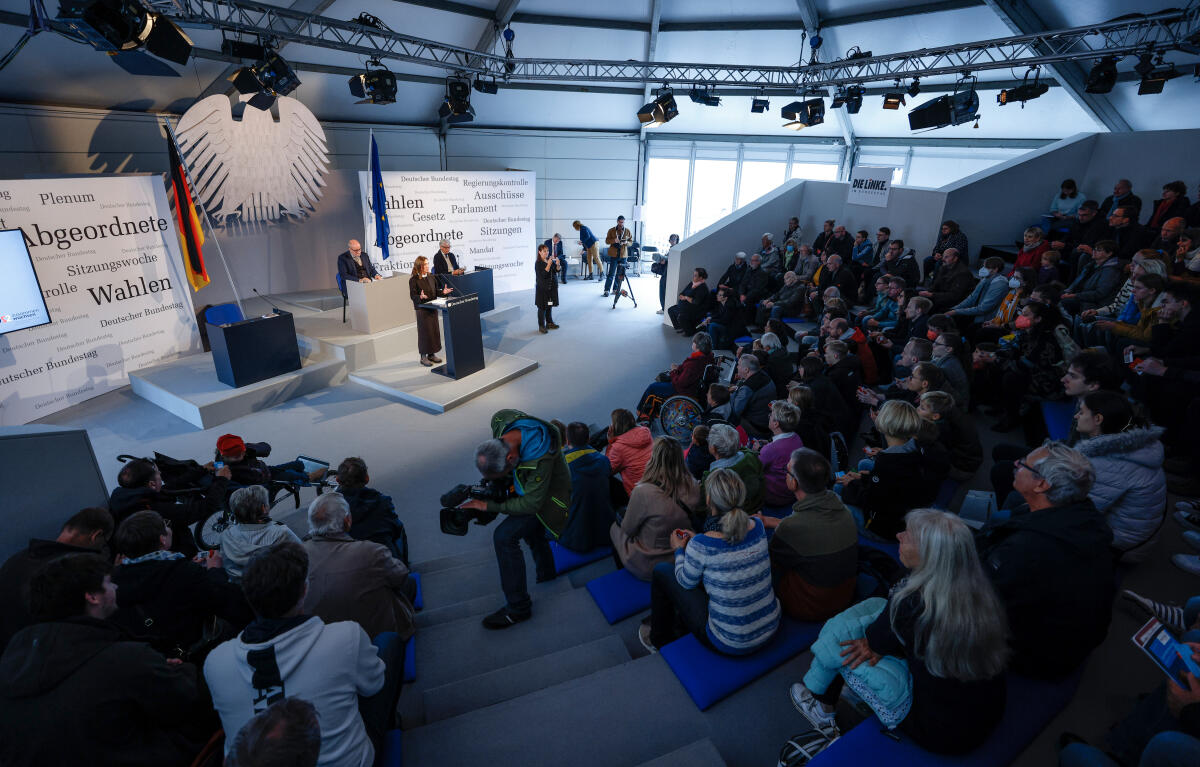 Anlässlich der Feierlichkeiten zum Tag der Deutschen Einheit präsentiert sich der Deutsche Bundestag vom 1. bis 3. Oktober 2022 auf dem Domplatz in Erfurt. Der Deutsche Bundestag bietet seinen Gästen ein abwechslungsreiches und unterhaltsames Programm. Wissenswertes über das Parlament erfahren die Gäste im „Kommunikationsforum“. Es werden verschiedene Informationsmaterialien rund ums Parlament ausgegeben und multimediale Angebote und Spiele für alle Altersgruppen zur Verfügung stehen. ; Blick in das Forum Plenarsaal während eines Rollenspiels. Anlässlich der Feierlichkeiten zum Tag der Deutschen Einheit präsentiert sich der Deutsche Bundestag vom 1. bis 3. Oktober 2022 auf dem Domplatz in Erfurt. Der Deutsche Bundestag bietet seinen Gästen ein abwechslungsreiches und unterhaltsames Programm. Wissenswertes über das Parlament erfahren die Gäste im „Kommunikationsforum“. Es werden verschiedene Informationsmaterialien rund ums Parlament ausgegeben und multimediale Angebote und Spiele für alle Altersgruppen zur Verfügung stehen. ; Blick in das Forum Plenarsaal während eines Rollenspiels.