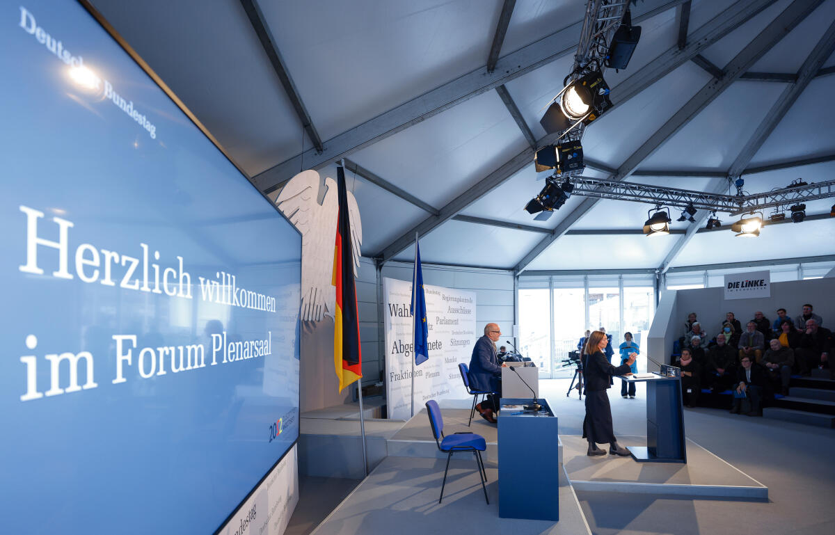 Anlässlich der Feierlichkeiten zum Tag der Deutschen Einheit präsentiert sich der Deutsche Bundestag vom 1. bis 3. Oktober 2022 auf dem Domplatz in Erfurt. Der Deutsche Bundestag bietet seinen Gästen ein abwechslungsreiches und unterhaltsames Programm. Wissenswertes über das Parlament erfahren die Gäste im „Kommunikationsforum“. Es werden verschiedene Informationsmaterialien rund ums Parlament ausgegeben und multimediale Angebote und Spiele für alle Altersgruppen zur Verfügung stehen. ; Blick in das Forum Plenarsaal während eines Rollenspiels. Anlässlich der Feierlichkeiten zum Tag der Deutschen Einheit präsentiert sich der Deutsche Bundestag vom 1. bis 3. Oktober 2022 auf dem Domplatz in Erfurt. Der Deutsche Bundestag bietet seinen Gästen ein abwechslungsreiches und unterhaltsames Programm. Wissenswertes über das Parlament erfahren die Gäste im „Kommunikationsforum“. Es werden verschiedene Informationsmaterialien rund ums Parlament ausgegeben und multimediale Angebote und Spiele für alle Altersgruppen zur Verfügung stehen. ; Blick in das Forum Plenarsaal während eines Rollenspiels.