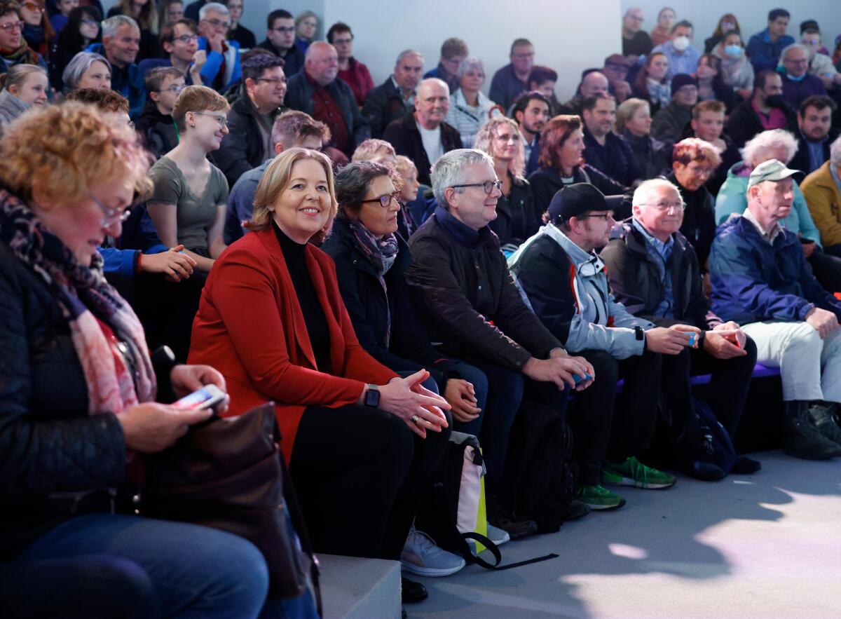 Anlässlich der Feierlichkeiten zum Tag der Deutschen Einheit präsentiert sich der Deutsche Bundestag vom 1. bis 3. Oktober 2022 auf dem Domplatz in Erfurt. Der Deutsche Bundestag bietet seinen Gästen ein abwechslungsreiches und unterhaltsames Programm. Wissenswertes über das Parlament erfahren die Gäste im „Kommunikationsforum“. Es werden verschiedene Informationsmaterialien rund ums Parlament ausgegeben und multimediale Angebote und Spiele für alle Altersgruppen zur Verfügung stehen. ; Hier Bundestagspräsidentin Bärbel Bas, SPD, MdB, (links, roter Blazer), bei einem Rollenspiel im Forum Plenarsaal des Deutschen Bundestages.; Bas, Bärbel Anlässlich der Feierlichkeiten zum Tag der Deutschen Einheit präsentiert sich der Deutsche Bundestag vom 1. bis 3. Oktober 2022 auf dem Domplatz in Erfurt. Der Deutsche Bundestag bietet seinen Gästen ein abwechslungsreiches und unterhaltsames Programm. Wissenswertes über das Parlament erfahren die Gäste im „Kommunikationsforum“. Es werden verschiedene Informationsmaterialien rund ums Parlament ausgegeben und multimediale Angebote und Spiele für alle Altersgruppen zur Verfügung stehen. ; Hier Bundestagspräsidentin Bärbel Bas, SPD, MdB, (links, roter Blazer), bei einem Rollenspiel im Forum Plenarsaal des Deutschen Bundestages.;