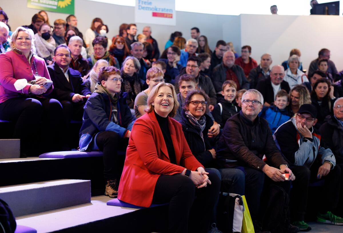 Anlässlich der Feierlichkeiten zum Tag der Deutschen Einheit präsentiert sich der Deutsche Bundestag vom 1. bis 3. Oktober 2022 auf dem Domplatz in Erfurt. Der Deutsche Bundestag bietet seinen Gästen ein abwechslungsreiches und unterhaltsames Programm. Wissenswertes über das Parlament erfahren die Gäste im „Kommunikationsforum“. Es werden verschiedene Informationsmaterialien rund ums Parlament ausgegeben und multimediale Angebote und Spiele für alle Altersgruppen zur Verfügung stehen. ; Hier Bundestagspräsidentin Bärbel Bas, SPD, MdB, (links, roter Blazer), bei einem Rollenspiel im Forum Plenarsaal des Deutschen Bundestages.; Bas, Bärbel Anlässlich der Feierlichkeiten zum Tag der Deutschen Einheit präsentiert sich der Deutsche Bundestag vom 1. bis 3. Oktober 2022 auf dem Domplatz in Erfurt. Der Deutsche Bundestag bietet seinen Gästen ein abwechslungsreiches und unterhaltsames Programm. Wissenswertes über das Parlament erfahren die Gäste im „Kommunikationsforum“. Es werden verschiedene Informationsmaterialien rund ums Parlament ausgegeben und multimediale Angebote und Spiele für alle Altersgruppen zur Verfügung stehen. ; Hier Bundestagspräsidentin Bärbel Bas, SPD, MdB, (links, roter Blazer), bei einem Rollenspiel im Forum Plenarsaal des Deutschen Bundestages.;
