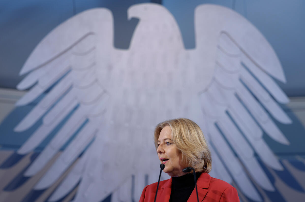 Anlässlich der Feierlichkeiten zum Tag der Deutschen Einheit präsentiert sich der Deutsche Bundestag vom 1. bis 3. Oktober 2022 auf dem Domplatz in Erfurt. Der Deutsche Bundestag bietet seinen Gästen ein abwechslungsreiches und unterhaltsames Programm. Wissenswertes über das Parlament erfahren die Gäste im „Kommunikationsforum“. Es werden verschiedene Informationsmaterialien rund ums Parlament ausgegeben und multimediale Angebote und Spiele für alle Altersgruppen zur Verfügung stehen. ; Hier Bundestagspräsidentin Bärbel Bas, SPD, MdB, bei einem Rollenspiel im Forum Plenarsaal des Deutschen Bundestages.; Bas, Bärbel Anlässlich der Feierlichkeiten zum Tag der Deutschen Einheit präsentiert sich der Deutsche Bundestag vom 1. bis 3. Oktober 2022 auf dem Domplatz in Erfurt. Der Deutsche Bundestag bietet seinen Gästen ein abwechslungsreiches und unterhaltsames Programm. Wissenswertes über das Parlament erfahren die Gäste im „Kommunikationsforum“. Es werden verschiedene Informationsmaterialien rund ums Parlament ausgegeben und multimediale Angebote und Spiele für alle Altersgruppen zur Verfügung stehen. ; Hier Bundestagspräsidentin Bärbel Bas, SPD, MdB, bei einem Rollenspiel im Forum Plenarsaal des Deutschen Bundestages.;