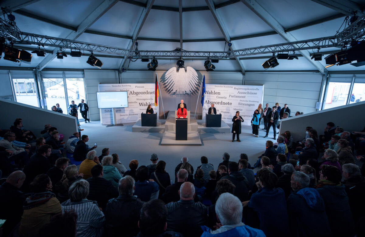 Anlässlich der Feierlichkeiten zum Tag der Deutschen Einheit präsentiert sich der Deutsche Bundestag vom 1. bis 3. Oktober 2022 auf dem Domplatz in Erfurt. Der Deutsche Bundestag bietet seinen Gästen ein abwechslungsreiches und unterhaltsames Programm. Wissenswertes über das Parlament erfahren die Gäste im „Kommunikationsforum“. Es werden verschiedene Informationsmaterialien rund ums Parlament ausgegeben und multimediale Angebote und Spiele für alle Altersgruppen zur Verfügung stehen. ; Bundestagspräsidentin Bärbel Bas, SPD, MdB, bei einem Rollenspiel im Forum Plenarsaal des Deutschen Bundestages.; Bas, Bärbel Anlässlich der Feierlichkeiten zum Tag der Deutschen Einheit präsentiert sich der Deutsche Bundestag vom 1. bis 3. Oktober 2022 auf dem Domplatz in Erfurt. Der Deutsche Bundestag bietet seinen Gästen ein abwechslungsreiches und unterhaltsames Programm. Wissenswertes über das Parlament erfahren die Gäste im „Kommunikationsforum“. Es werden verschiedene Informationsmaterialien rund ums Parlament ausgegeben und multimediale Angebote und Spiele für alle Altersgruppen zur Verfügung stehen. ; Bundestagspräsidentin Bärbel Bas, SPD, MdB, bei einem Rollenspiel im Forum Plenarsaal des Deutschen Bundestages.;