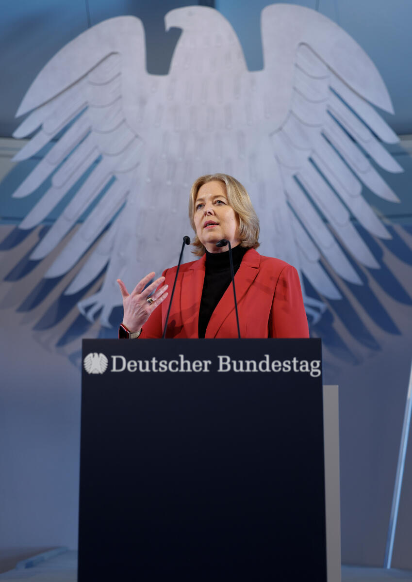 Anlässlich der Feierlichkeiten zum Tag der Deutschen Einheit präsentiert sich der Deutsche Bundestag vom 1. bis 3. Oktober 2022 auf dem Domplatz in Erfurt. Der Deutsche Bundestag bietet seinen Gästen ein abwechslungsreiches und unterhaltsames Programm. Wissenswertes über das Parlament erfahren die Gäste im „Kommunikationsforum“. Es werden verschiedene Informationsmaterialien rund ums Parlament ausgegeben und multimediale Angebote und Spiele für alle Altersgruppen zur Verfügung stehen. ; Hier Bundestagspräsidentin Bärbel Bas, SPD, MdB, bei einem Rollenspiel im Forum Plenarsaal des Deutschen Bundestages.; Bas, Bärbel Anlässlich der Feierlichkeiten zum Tag der Deutschen Einheit präsentiert sich der Deutsche Bundestag vom 1. bis 3. Oktober 2022 auf dem Domplatz in Erfurt. Der Deutsche Bundestag bietet seinen Gästen ein abwechslungsreiches und unterhaltsames Programm. Wissenswertes über das Parlament erfahren die Gäste im „Kommunikationsforum“. Es werden verschiedene Informationsmaterialien rund ums Parlament ausgegeben und multimediale Angebote und Spiele für alle Altersgruppen zur Verfügung stehen. ; Hier Bundestagspräsidentin Bärbel Bas, SPD, MdB, bei einem Rollenspiel im Forum Plenarsaal des Deutschen Bundestages.;