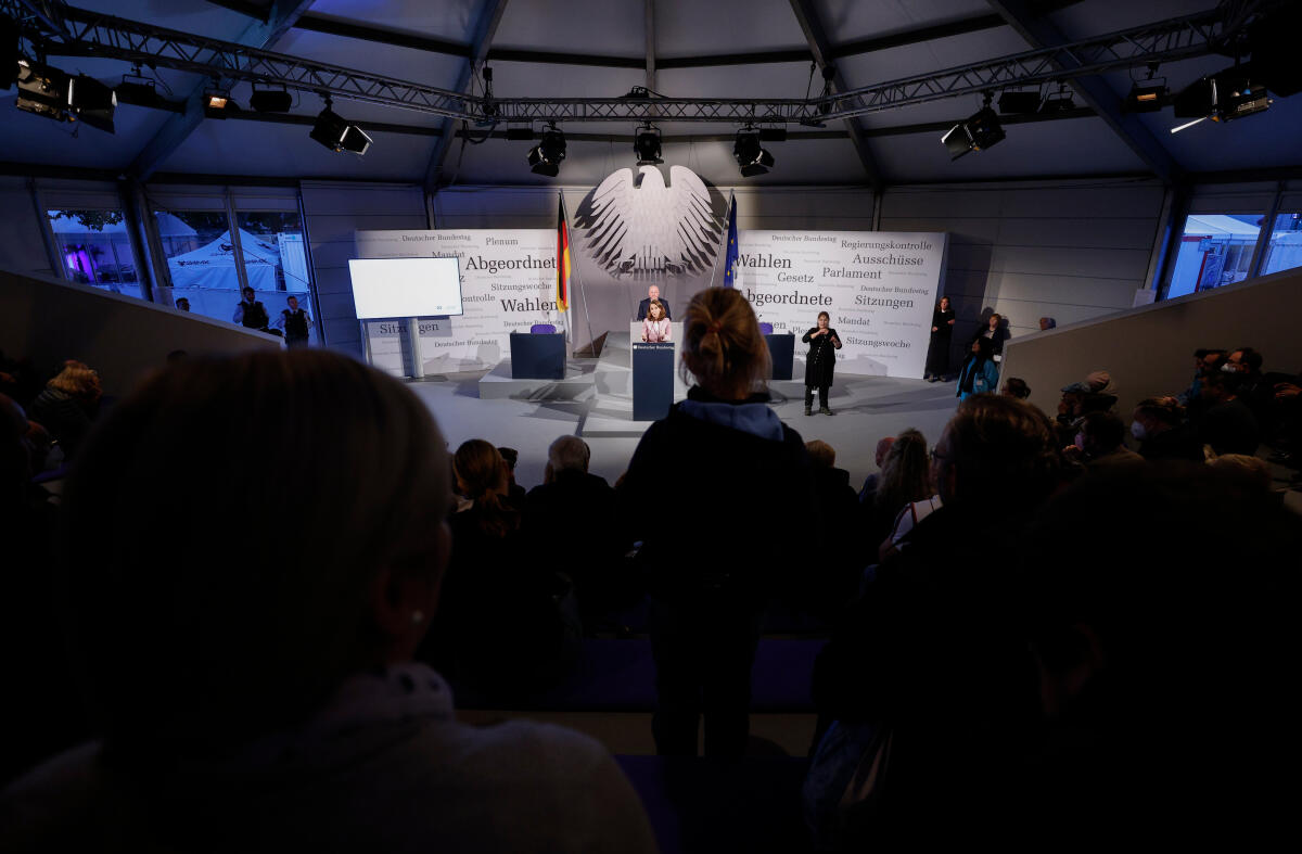 Anlässlich der Feierlichkeiten zum Tag der Deutschen Einheit präsentiert sich der Deutsche Bundestag vom 1. bis 3. Oktober 2022 auf dem Domplatz in Erfurt. Der Deutsche Bundestag bietet seinen Gästen ein abwechslungsreiches und unterhaltsames Programm. Wissenswertes über das Parlament erfahren die Gäste im „Kommunikationsforum“. Es werden verschiedene Informationsmaterialien rund ums Parlament ausgegeben und multimediale Angebote und Spiele für alle Altersgruppen zur Verfügung stehen. ; Ein Kind stellt Bundestagsvizepräsidentin Aydan Özoğuz, SPD, MdB, im Forum Plenarsaal des Deutschen Bundestages eine Frage. Özoğuz, Aydan; Özoguz, Aydan Anlässlich der Feierlichkeiten zum Tag der Deutschen Einheit präsentiert sich der Deutsche Bundestag vom 1. bis 3. Oktober 2022 auf dem Domplatz in Erfurt. Der Deutsche Bundestag bietet seinen Gästen ein abwechslungsreiches und unterhaltsames Programm. Wissenswertes über das Parlament erfahren die Gäste im „Kommunikationsforum“. Es werden verschiedene Informationsmaterialien rund ums Parlament ausgegeben und multimediale Angebote und Spiele für alle Altersgruppen zur Verfügung stehen. ; Ein Kind stellt Bundestagsvizepräsidentin Aydan Özoğuz, SPD, MdB, im Forum Plenarsaal des Deutschen Bundestages eine Frage.