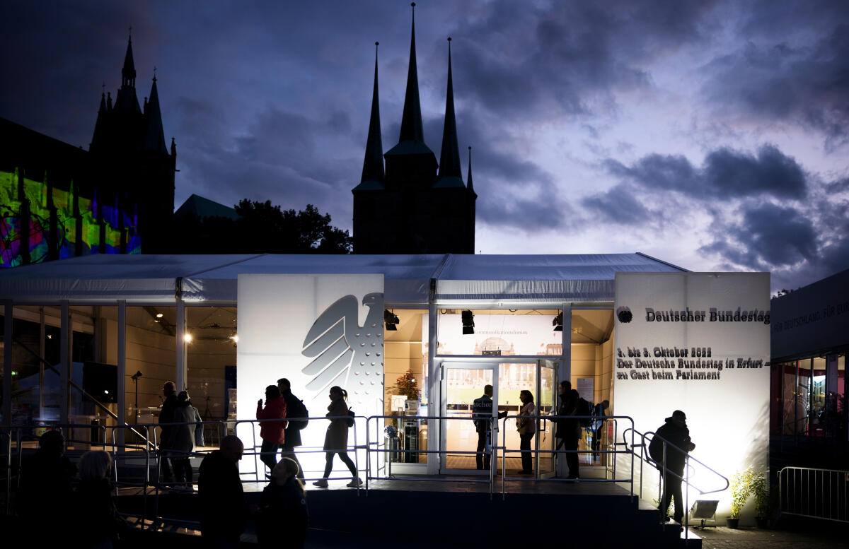 Anlässlich der Feierlichkeiten zum Tag der Deutschen Einheit präsentiert sich der Deutsche Bundestag vom 1. bis 3. Oktober 2022 auf dem Domplatz in Erfurt. Der Deutsche Bundestag bietet seinen Gästen ein abwechslungsreiches und unterhaltsames Programm. Wissenswertes über das Parlament erfahren die Gäste im „Kommunikationsforum“. Es werden verschiedene Informationsmaterialien rund ums Parlament ausgegeben und multimediale Angebote und Spiele für alle Altersgruppen zur Verfügung stehen.; Hier das Festzelt des Deutschen Bundestages bei Abendstimmung. Anlässlich der Feierlichkeiten zum Tag der Deutschen Einheit präsentiert sich der Deutsche Bundestag vom 1. bis 3. Oktober 2022 auf dem Domplatz in Erfurt. Der Deutsche Bundestag bietet seinen Gästen ein abwechslungsreiches und unterhaltsames Programm. Wissenswertes über das Parlament erfahren die Gäste im „Kommunikationsforum“. Es werden verschiedene Informationsmaterialien rund ums Parlament ausgegeben und multimediale Angebote und Spiele für alle Altersgruppen zur Verfügung stehen.; Hier das Festzelt des Deutschen Bundestages bei Abendstimmung.