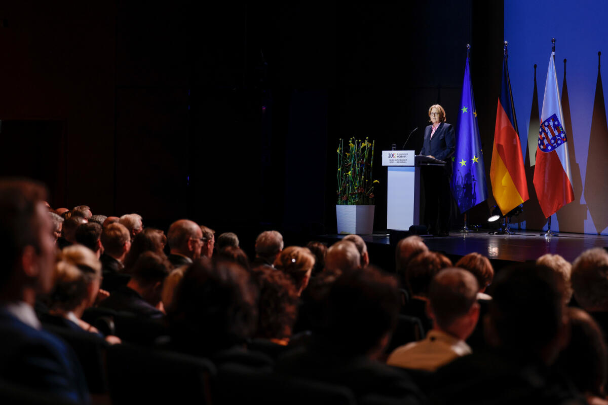 Bundestagspräsidentin Bärbel Bas, SPD, MdB, während ihrer Rede beim zentralen Festakt anlässlich der Feierlichkeiten zum Tag der Deutschen Einheit im Theater in Erfurt. Bas, Bärbel Bundestagspräsidentin Bärbel Bas, SPD, MdB, während ihrer Rede beim zentralen Festakt anlässlich der Feierlichkeiten zum Tag der Deutschen Einheit im Theater in Erfurt.