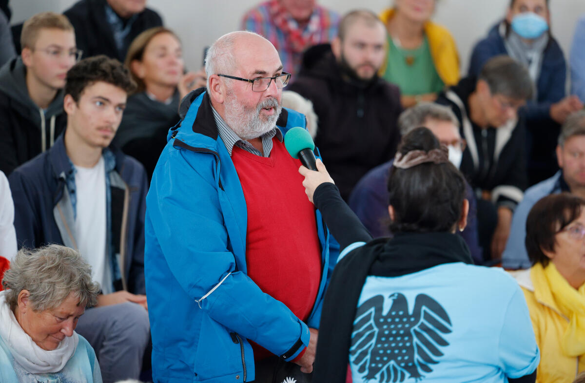 Anlässlich der Feierlichkeiten zum Tag der Deutschen Einheit präsentiert sich der Deutsche Bundestag vom 1. bis 3. Oktober 2022 auf dem Domplatz in Erfurt. Der Deutsche Bundestag bietet seinen Gästen ein abwechslungsreiches und unterhaltsames Programm. Wissenswertes über das Parlament erfahren die Gäste im „Kommunikationsforum“. Es werden verschiedene Informationsmaterialien rund ums Parlament ausgegeben und multimediale Angebote und Spiele für alle Altersgruppen zur Verfügung stehen. ; Hier stellt ein Bürger eine Frage während des Gespräches mit dem Fraktionsvorsitzenden Friedrich Merz, CDU/CSU, MdB, im Forum Plenarsaal. Merz, Friedrich Anlässlich der Feierlichkeiten zum Tag der Deutschen Einheit präsentiert sich der Deutsche Bundestag vom 1. bis 3. Oktober 2022 auf dem Domplatz in Erfurt. Der Deutsche Bundestag bietet seinen Gästen ein abwechslungsreiches und unterhaltsames Programm. Wissenswertes über das Parlament erfahren die Gäste im „Kommunikationsforum“. Es werden verschiedene Informationsmaterialien rund ums Parlament ausgegeben und multimediale Angebote und Spiele für alle Altersgruppen zur Verfügung stehen. ; Hier stellt ein Bürger eine Frage während des Gespräches mit dem Fraktionsvorsitzenden Friedrich Merz, CDU/CSU, MdB, im Forum Plenarsaal.