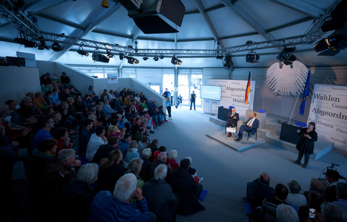 Anlässlich der Feierlichkeiten zum Tag der Deutschen Einheit präsentiert sich der Deutsche Bundestag vom 1. bis 3. Oktober 2022 auf dem Domplatz in Erfurt. Der Deutsche Bundestag bietet seinen Gästen ein abwechslungsreiches und unterhaltsames Programm. Wissenswertes über das Parlament erfahren die Gäste im „Kommunikationsforum“. Es werden verschiedene Informationsmaterialien rund ums Parlament ausgegeben und multimediale Angebote und Spiele für alle Altersgruppen zur Verfügung stehen. ; Hier im Gespräch Fraktionsvorsitzender Friedrich Merz, CDU/CSU, MdB, im Forum Plenarsaal. Merz, Friedrich Anlässlich der Feierlichkeiten zum Tag der Deutschen Einheit präsentiert sich der Deutsche Bundestag vom 1. bis 3. Oktober 2022 auf dem Domplatz in Erfurt. Der Deutsche Bundestag bietet seinen Gästen ein abwechslungsreiches und unterhaltsames Programm. Wissenswertes über das Parlament erfahren die Gäste im „Kommunikationsforum“. Es werden verschiedene Informationsmaterialien rund ums Parlament ausgegeben und multimediale Angebote und Spiele für alle Altersgruppen zur Verfügung stehen. ; Hier im Gespräch Fraktionsvorsitzender Friedrich Merz, CDU/CSU, MdB, im Forum Plenarsaal.