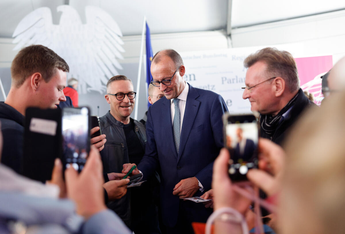 Anlässlich der Feierlichkeiten zum Tag der Deutschen Einheit präsentiert sich der Deutsche Bundestag vom 1. bis 3. Oktober 2022 auf dem Domplatz in Erfurt. Der Deutsche Bundestag bietet seinen Gästen ein abwechslungsreiches und unterhaltsames Programm. Wissenswertes über das Parlament erfahren die Gäste im „Kommunikationsforum“. Es werden verschiedene Informationsmaterialien rund ums Parlament ausgegeben und multimediale Angebote und Spiele für alle Altersgruppen zur Verfügung stehen. ; Fraktionsvorsitzender Friedrich Merz, CDU/CSU, MdB, (Mitte), gibt Autogramme an Besucherinnen und Besucher im Forum Plenarsaal. Merz, Friedrich Anlässlich der Feierlichkeiten zum Tag der Deutschen Einheit präsentiert sich der Deutsche Bundestag vom 1. bis 3. Oktober 2022 auf dem Domplatz in Erfurt. Der Deutsche Bundestag bietet seinen Gästen ein abwechslungsreiches und unterhaltsames Programm. Wissenswertes über das Parlament erfahren die Gäste im „Kommunikationsforum“. Es werden verschiedene Informationsmaterialien rund ums Parlament ausgegeben und multimediale Angebote und Spiele für alle Altersgruppen zur Verfügung stehen. ; Fraktionsvorsitzender Friedrich Merz, CDU/CSU, MdB, (Mitte), gibt Autogramme an Besucherinnen und Besucher im Forum Plenarsaal.