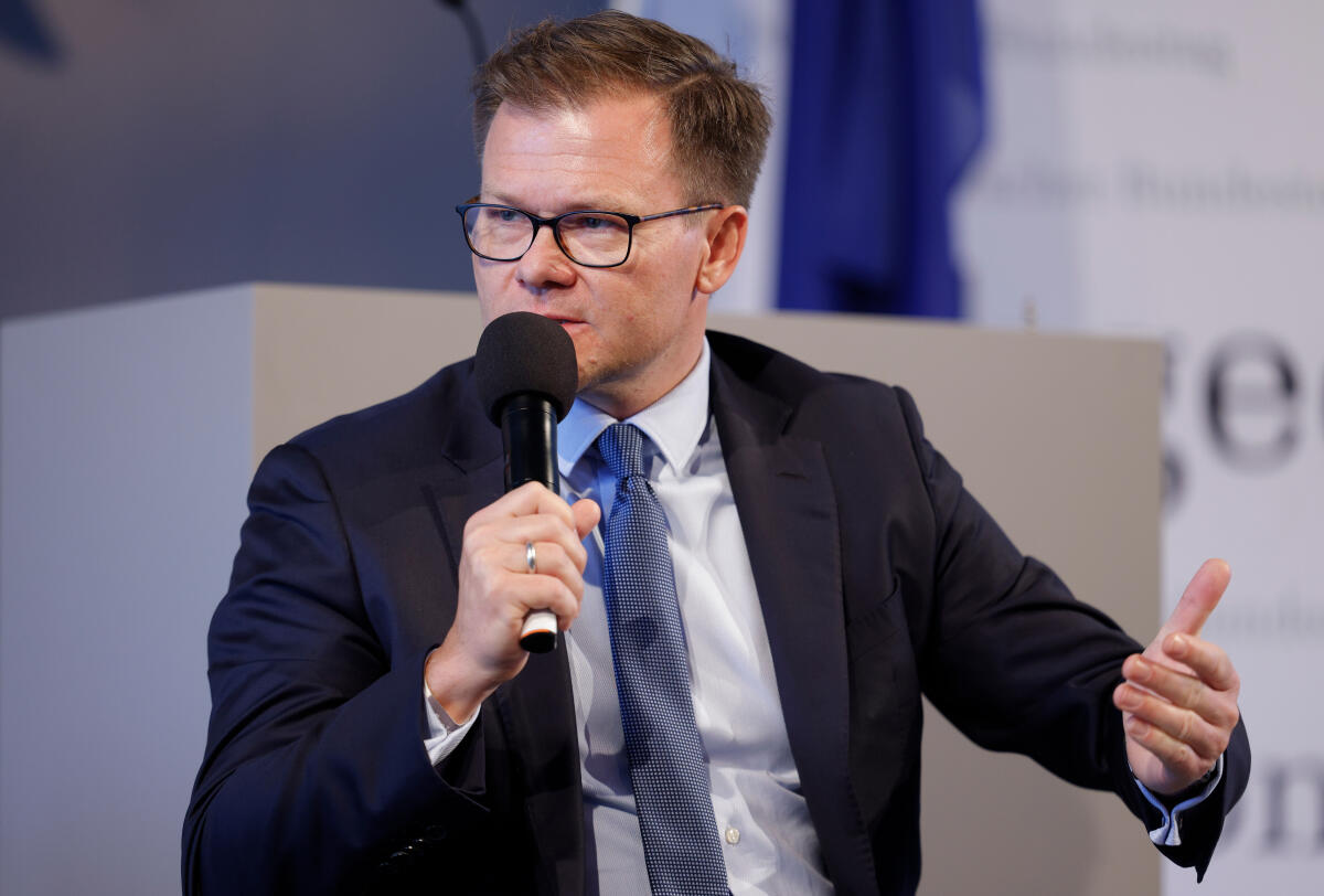 Anlässlich der Feierlichkeiten zum Tag der Deutschen Einheit präsentiert sich der Deutsche Bundestag vom 1. bis 3. Oktober 2022 auf dem Domplatz in Erfurt. Der Deutsche Bundestag bietet seinen Gästen ein abwechslungsreiches und unterhaltsames Programm. Wissenswertes über das Parlament erfahren die Gäste im „Kommunikationsforum“. Es werden verschiedene Informationsmaterialien rund ums Parlament ausgegeben und multimediale Angebote und Spiele für alle Altersgruppen zur Verfügung stehen. ; Hier Carsten Schneider, Staatsminister beim Bundeskanzler und Beauftragter der Bundesregierung für Ostdeutschland, und Fraktionsvorsitzende Saskia Esken, SPD, MdB, (nicht im Bild), im Gespräch im Forum Plenarsaal. Schneider, Carsten Anlässlich der Feierlichkeiten zum Tag der Deutschen Einheit präsentiert sich der Deutsche Bundestag vom 1. bis 3. Oktober 2022 auf dem Domplatz in Erfurt. Der Deutsche Bundestag bietet seinen Gästen ein abwechslungsreiches und unterhaltsames Programm. Wissenswertes über das Parlament erfahren die Gäste im „Kommunikationsforum“. Es werden verschiedene Informationsmaterialien rund ums Parlament ausgegeben und multimediale Angebote und Spiele für alle Altersgruppen zur Verfügung stehen. ; Hier Carsten Schneider, Staatsminister beim Bundeskanzler und Beauftragter der Bundesregierung für Ostdeutschland, und Fraktionsvorsitzende Saskia Esken, SPD, MdB, (nicht im Bild), im Gespräch im Forum Plenarsaal.