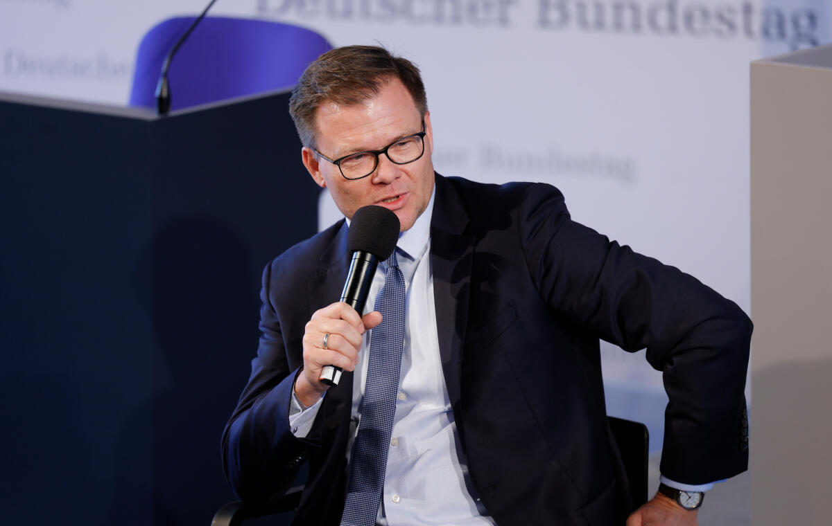 Anlässlich der Feierlichkeiten zum Tag der Deutschen Einheit präsentiert sich der Deutsche Bundestag vom 1. bis 3. Oktober 2022 auf dem Domplatz in Erfurt. Der Deutsche Bundestag bietet seinen Gästen ein abwechslungsreiches und unterhaltsames Programm. Wissenswertes über das Parlament erfahren die Gäste im „Kommunikationsforum“. Es werden verschiedene Informationsmaterialien rund ums Parlament ausgegeben und multimediale Angebote und Spiele für alle Altersgruppen zur Verfügung stehen. ; Hier Carsten Schneider, Staatsminister beim Bundeskanzler und Beauftragter der Bundesregierung für Ostdeutschland, und Fraktionsvorsitzende Saskia Esken, SPD, MdB, (nicht im Bild), im Gespräch im Forum Plenarsaal. Schneider, Carsten Anlässlich der Feierlichkeiten zum Tag der Deutschen Einheit präsentiert sich der Deutsche Bundestag vom 1. bis 3. Oktober 2022 auf dem Domplatz in Erfurt. Der Deutsche Bundestag bietet seinen Gästen ein abwechslungsreiches und unterhaltsames Programm. Wissenswertes über das Parlament erfahren die Gäste im „Kommunikationsforum“. Es werden verschiedene Informationsmaterialien rund ums Parlament ausgegeben und multimediale Angebote und Spiele für alle Altersgruppen zur Verfügung stehen. ; Hier Carsten Schneider, Staatsminister beim Bundeskanzler und Beauftragter der Bundesregierung für Ostdeutschland, und Fraktionsvorsitzende Saskia Esken, SPD, MdB, (nicht im Bild), im Gespräch im Forum Plenarsaal.