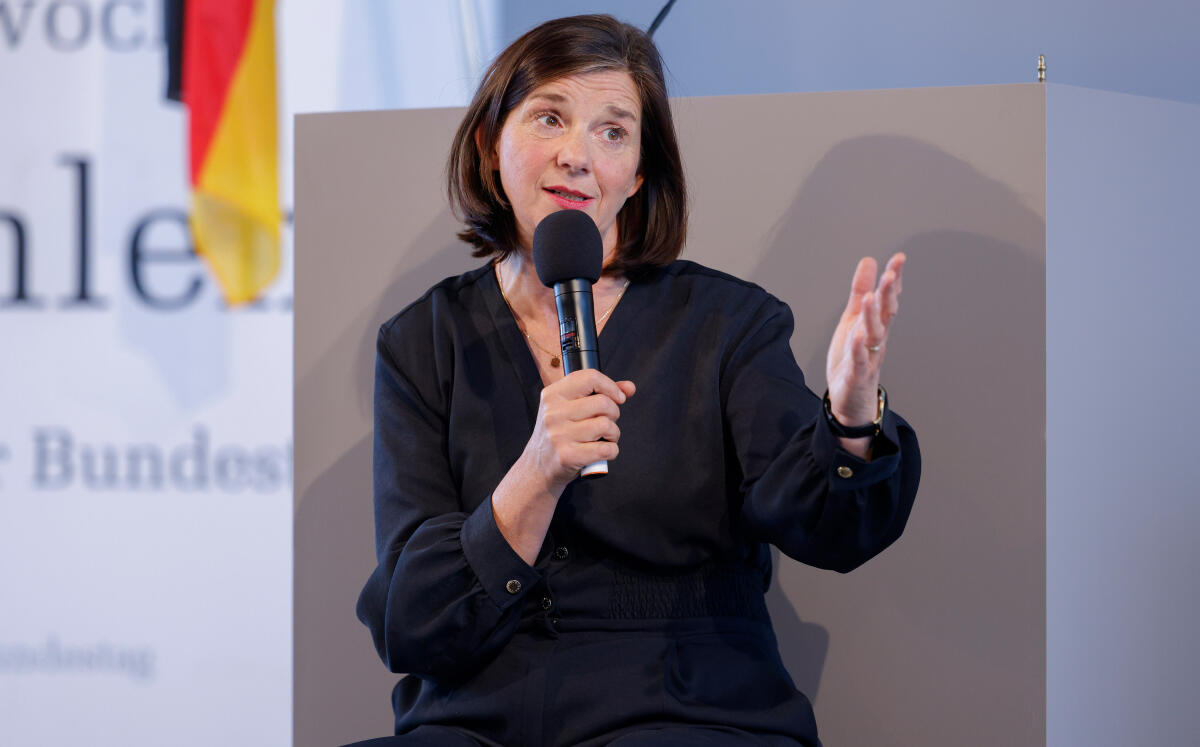Anlässlich der Feierlichkeiten zum Tag der Deutschen Einheit präsentiert sich der Deutsche Bundestag vom 1. bis 3. Oktober 2022 auf dem Domplatz in Erfurt. Der Deutsche Bundestag bietet seinen Gästen ein abwechslungsreiches und unterhaltsames Programm. Wissenswertes über das Parlament erfahren die Gäste im „Kommunikationsforum“. Es werden verschiedene Informationsmaterialien rund ums Parlament ausgegeben und multimediale Angebote und Spiele für alle Altersgruppen zur Verfügung stehen. ; Hier im Gespräch Bundestagsvizepräsidentin Katrin Göring-Eckardt, Bündnis 90/Die Grünen, MdB, mit Gästen im Forum Plenarsaal. Göring-Eckardt, Katrin Anlässlich der Feierlichkeiten zum Tag der Deutschen Einheit präsentiert sich der Deutsche Bundestag vom 1. bis 3. Oktober 2022 auf dem Domplatz in Erfurt. Der Deutsche Bundestag bietet seinen Gästen ein abwechslungsreiches und unterhaltsames Programm. Wissenswertes über das Parlament erfahren die Gäste im „Kommunikationsforum“. Es werden verschiedene Informationsmaterialien rund ums Parlament ausgegeben und multimediale Angebote und Spiele für alle Altersgruppen zur Verfügung stehen. ; Hier im Gespräch Bundestagsvizepräsidentin Katrin Göring-Eckardt, Bündnis 90/Die Grünen, MdB, mit Gästen im Forum Plenarsaal.