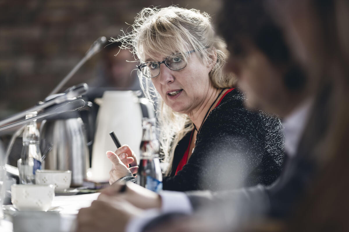 Ina Latendorf, Die Linke, MdB, im Gespräch bei einem Ortstermin. Der Petitionsausschuss des Deutschen Bundestages führt in Ummanz/ Insel Rügen einen Ortstermin durch, um im Zusammenhang mit einer Petition zum Thema „Offene Vermögensfragen“ die Fakten und Entscheidungsgrundlagen zu analysieren. Latendorf, Ina Ina Latendorf, Die Linke, MdB, im Gespräch bei einem Ortstermin. Der Petitionsausschuss des Deutschen Bundestages führt in Ummanz/ Insel Rügen einen Ortstermin durch, um im Zusammenhang mit einer Petition zum Thema „Offene Vermögensfragen“ die Fakten und Entscheidungsgrundlagen zu analysieren.