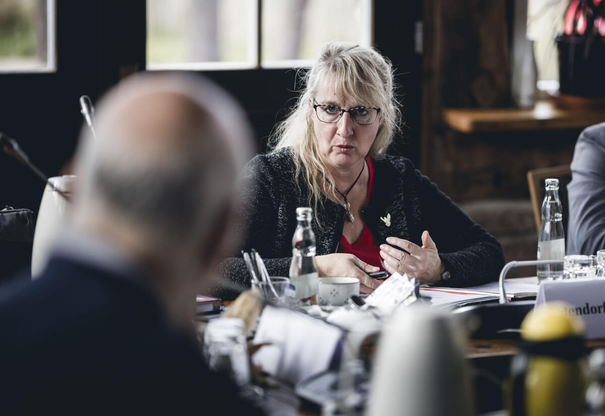 Ina Latendorf, Die Linke, MdB, im Gespräch bei einem Ortstermin. Der Petitionsausschuss des Deutschen Bundestages führt in Ummanz/ Insel Rügen einen Ortstermin durch, um im Zusammenhang mit einer Petition zum Thema „Offene Vermögensfragen“ die Fakten und Entscheidungsgrundlagen zu analysieren. Latendorf, Ina Ina Latendorf, Die Linke, MdB, im Gespräch bei einem Ortstermin. Der Petitionsausschuss des Deutschen Bundestages führt in Ummanz/ Insel Rügen einen Ortstermin durch, um im Zusammenhang mit einer Petition zum Thema „Offene Vermögensfragen“ die Fakten und Entscheidungsgrundlagen zu analysieren.