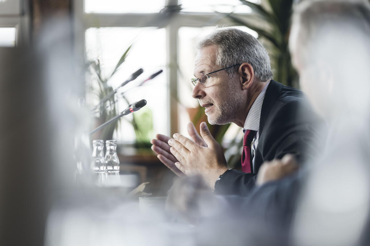 Thomas Krüger, Vorsitzender des Petitionsausschusses des Landtages von Mecklenburg-Vorpommern, im Gespräch mit Mitgliedern des Petitionsausschusses. Der Petitionsausschuss des Deutschen Bundestages führt in Ummanz/ Insel Rügen einen Ortstermin durch, um im Zusammenhang mit einer Petition zum Thema „Offene Vermögensfragen“ die Fakten und Entscheidungsgrundlagen zu analysieren. Krüger, Thomas Thomas Krüger, Vorsitzender des Petitionsausschusses des Landtages von Mecklenburg-Vorpommern, im Gespräch mit Mitgliedern des Petitionsausschusses. Der Petitionsausschuss des Deutschen Bundestages führt in Ummanz/ Insel Rügen einen Ortstermin durch, um im Zusammenhang mit einer Petition zum Thema „Offene Vermögensfragen“ die Fakten und Entscheidungsgrundlagen zu analysieren.