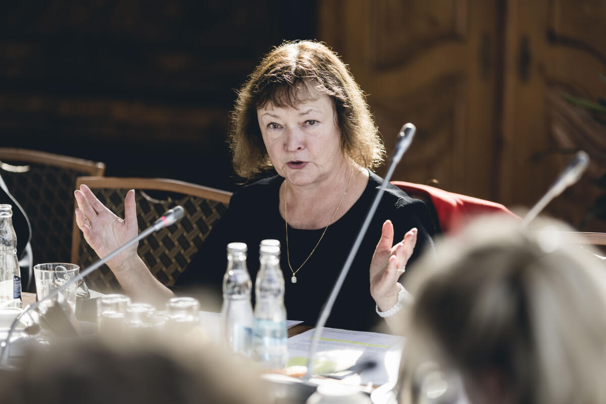 Kerstin Kassner, Vertreterin des Amtes für Planung und Bau der Hansestadt Stralsund und des Amtes West-Rügen im Gespräch. Der Petitionsausschuss des Deutschen Bundestages führt in Ummanz/ Insel Rügen einen Ortstermin durch, um im Zusammenhang mit einer Petition zum Thema „Offene Vermögensfragen“ die Fakten und Entscheidungsgrundlagen zu analysieren. Kassner, Kerstin Kerstin Kassner, Vertreterin des Amtes für Planung und Bau der Hansestadt Stralsund und des Amtes West-Rügen im Gespräch. Der Petitionsausschuss des Deutschen Bundestages führt in Ummanz/ Insel Rügen einen Ortstermin durch, um im Zusammenhang mit einer Petition zum Thema „Offene Vermögensfragen“ die Fakten und Entscheidungsgrundlagen zu analysieren.