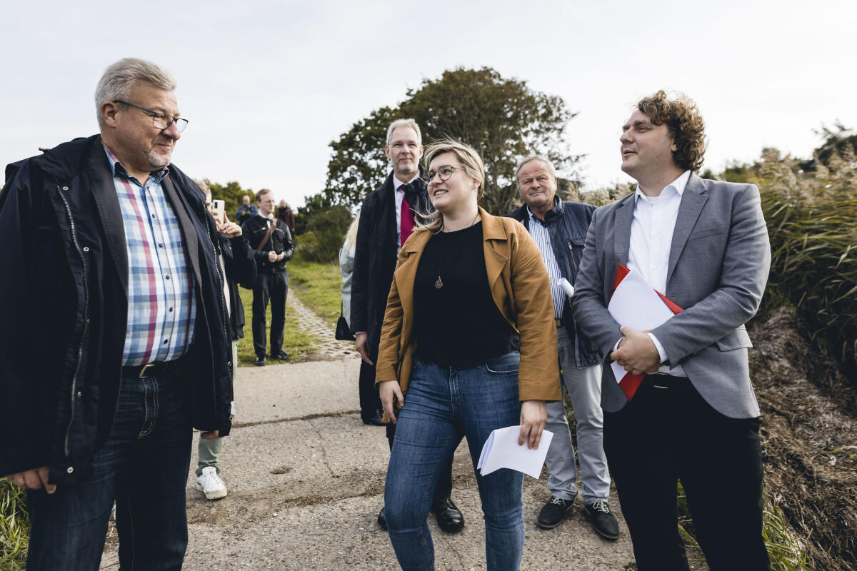 Rainer Schultz, leitender Verwaltungsbeamter im Amt West Rügen, Anna Kassautzki, SPD, MdB, und Erik von Malottki, SPD, MdB, (v.l.n.r.). Der Petitionsausschuss des Deutschen Bundestages führt in Ummanz/ Insel Rügen einen Ortstermin durch, um im Zusammenhang mit einer Petition zum Thema „Offene Vermögensfragen“ die Fakten und Entscheidungsgrundlagen zu analysieren. Kassautzki, Anna; Schultz, Rainer; Malottki, Erik von Rainer Schultz, leitender Verwaltungsbeamter im Amt West Rügen, Anna Kassautzki, SPD, MdB, und Erik von Malottki, SPD, MdB, (v.l.n.r.). Der Petitionsausschuss des Deutschen Bundestages führt in Ummanz/ Insel Rügen einen Ortstermin durch, um im Zusammenhang mit einer Petition zum Thema „Offene Vermögensfragen“ die Fakten und Entscheidungsgrundlagen zu analysieren.