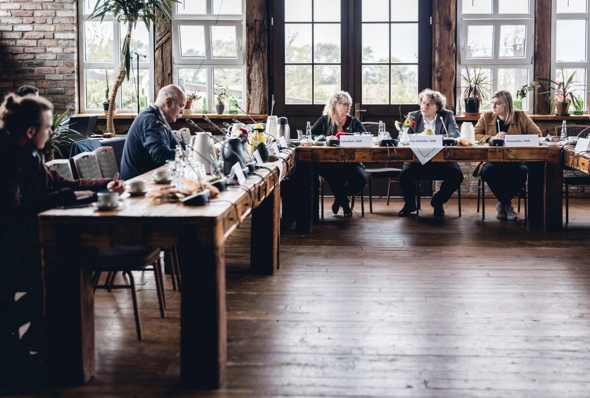 Latendorf, Ina; Kassautzki, Anna; Malottki, Erik von Ina Latendorf, Die Linke, MdB, (3. von rechts), Erik von Malottki, SPD, MdB, (2. von rechts), und Anna Kassautzki, SPD, MdB, (rechts). Der Petitionsausschuss des Deutschen Bundestages führt in Ummanz/ Insel Rügen einen Ortstermin durch, um im Zusammenhang mit einer Petition zum Thema „Offene Vermögensfragen“ die Fakten und Entscheidungsgrundlagen zu analysieren. Hier stehen die Teilnehmenden im Rahmen eines Pressegesprächs mit Journalisten zur Verfügung.