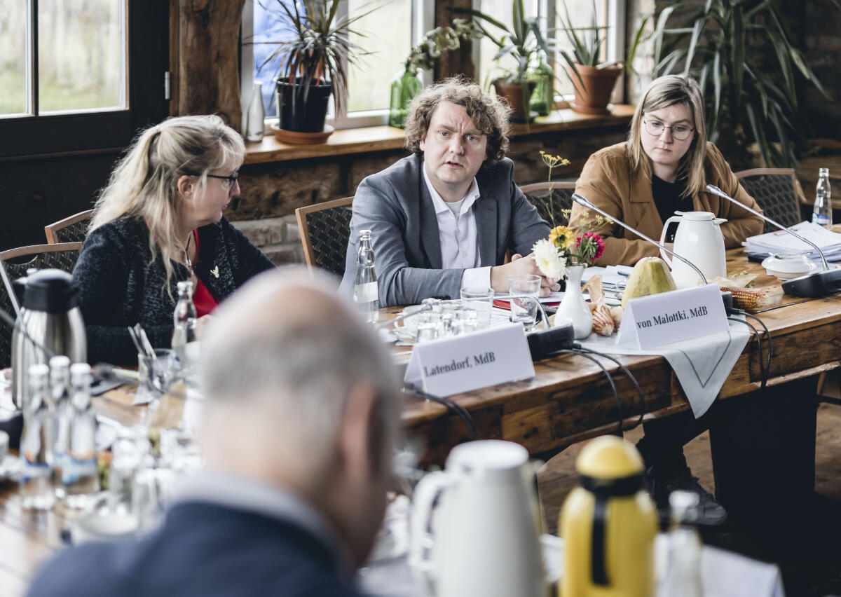 Ina Latendorf, Die Linke, MdB, Erik von Malottki, SPD, MdB, und Anna Kassautzki, SPD, MdB, (v.l.n.r.). Der Petitionsausschuss des Deutschen Bundestages führt in Ummanz/ Insel Rügen einen Ortstermin durch, um im Zusammenhang mit einer Petition zum Thema „Offene Vermögensfragen“ die Fakten und Entscheidungsgrundlagen zu analysieren. Latendorf, Ina; Kassautzki, Anna; Malottki, Erik von Ina Latendorf, Die Linke, MdB, Erik von Malottki, SPD, MdB, und Anna Kassautzki, SPD, MdB, (v.l.n.r.). Der Petitionsausschuss des Deutschen Bundestages führt in Ummanz/ Insel Rügen einen Ortstermin durch, um im Zusammenhang mit einer Petition zum Thema „Offene Vermögensfragen“ die Fakten und Entscheidungsgrundlagen zu analysieren.