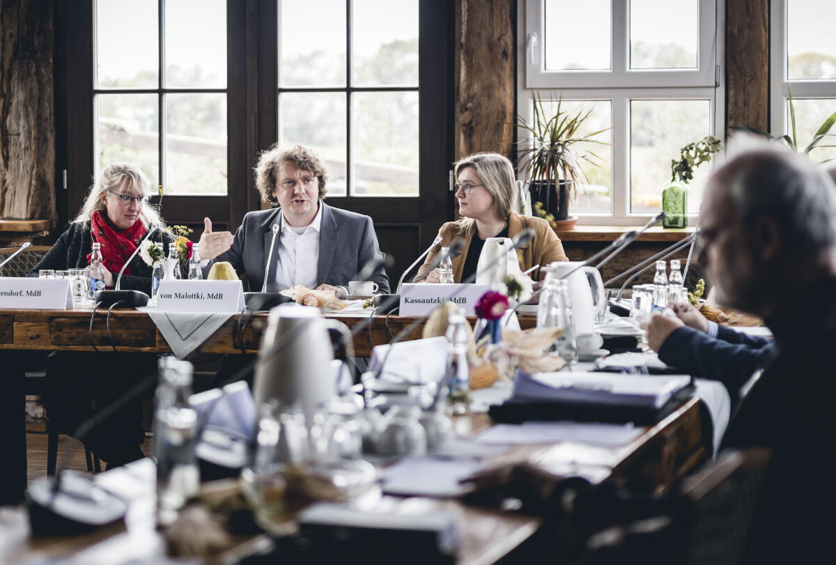 Ina Latendorf, Die Linke, MdB, Erik von Malottki, SPD, MdB, und Anna Kassautzki, SPD, MdB, (v.l.n.r.). Der Petitionsausschuss des Deutschen Bundestages führt in Ummanz/ Insel Rügen einen Ortstermin durch, um im Zusammenhang mit einer Petition zum Thema „Offene Vermögensfragen“ die Fakten und Entscheidungsgrundlagen zu analysieren. Latendorf, Ina; Kassautzki, Anna; Malottki, Erik von Ina Latendorf, Die Linke, MdB, Erik von Malottki, SPD, MdB, und Anna Kassautzki, SPD, MdB, (v.l.n.r.). Der Petitionsausschuss des Deutschen Bundestages führt in Ummanz/ Insel Rügen einen Ortstermin durch, um im Zusammenhang mit einer Petition zum Thema „Offene Vermögensfragen“ die Fakten und Entscheidungsgrundlagen zu analysieren.