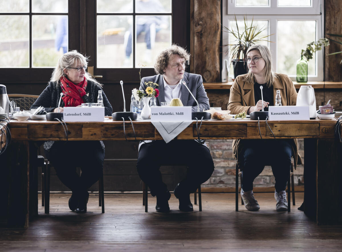 Ina Latendorf, Die Linke, MdB, Erik von Malottki, SPD, MdB, und Anna Kassautzki, SPD, MdB, (v.l.n.r.). Der Petitionsausschuss des Deutschen Bundestages führt in Ummanz/ Insel Rügen einen Ortstermin durch, um im Zusammenhang mit einer Petition zum Thema „Offene Vermögensfragen“ die Fakten und Entscheidungsgrundlagen zu analysieren. Latendorf, Ina; Kassautzki, Anna; Malottki, Erik von Ina Latendorf, Die Linke, MdB, Erik von Malottki, SPD, MdB, und Anna Kassautzki, SPD, MdB, (v.l.n.r.). Der Petitionsausschuss des Deutschen Bundestages führt in Ummanz/ Insel Rügen einen Ortstermin durch, um im Zusammenhang mit einer Petition zum Thema „Offene Vermögensfragen“ die Fakten und Entscheidungsgrundlagen zu analysieren.