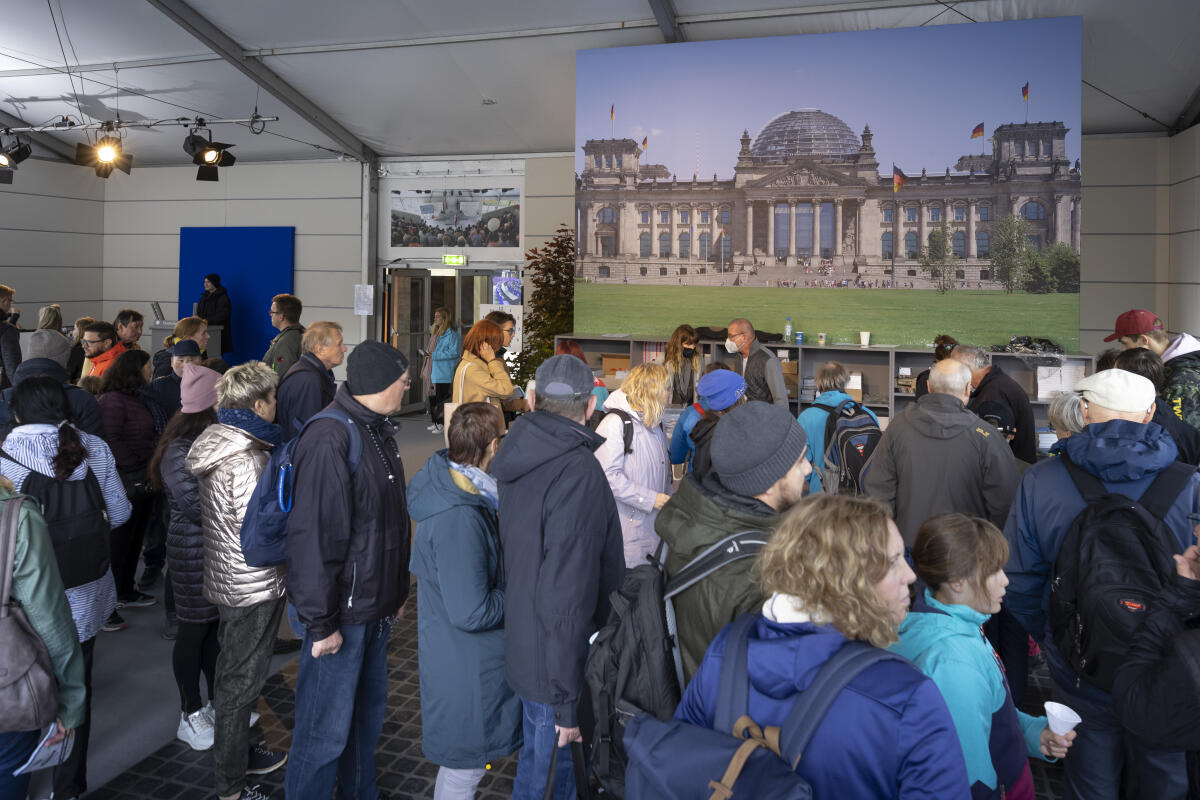 Besucherinnen und Besucher bekommen Informationsmaterial über den Deutschen Bundestag am Stand des Referates IK 2 Öffentlichkeitsarbeit im Kommunikationsforum beim Bürgerfest zum Tag der Deutschen Einheit in Erfurt. Besucherinnen und Besucher bekommen Informationsmaterial über den Deutschen Bundestag am Stand des Referates IK 2 Öffentlichkeitsarbeit im Kommunikationsforum beim Bürgerfest zum Tag der Deutschen Einheit in Erfurt.