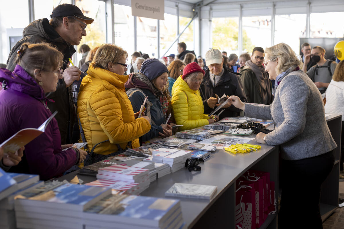 Besucherinnen und Besucher bekommen Informationsmaterial am Stand des Referates IK 2 Öffentlichkeitsarbeit, hier von Referatsleiterin Frau Dr. Elisabeth Heegewaldt, im Kommunikationsforum beim Tag der Deutschen Einheit in Erfurt. Besucherinnen und Besucher bekommen Informationsmaterial am Stand des Referates IK 2 Öffentlichkeitsarbeit, hier von Referatsleiterin Frau Dr. Elisabeth Heegewaldt, im Kommunikationsforum beim Tag der Deutschen Einheit in Erfurt.