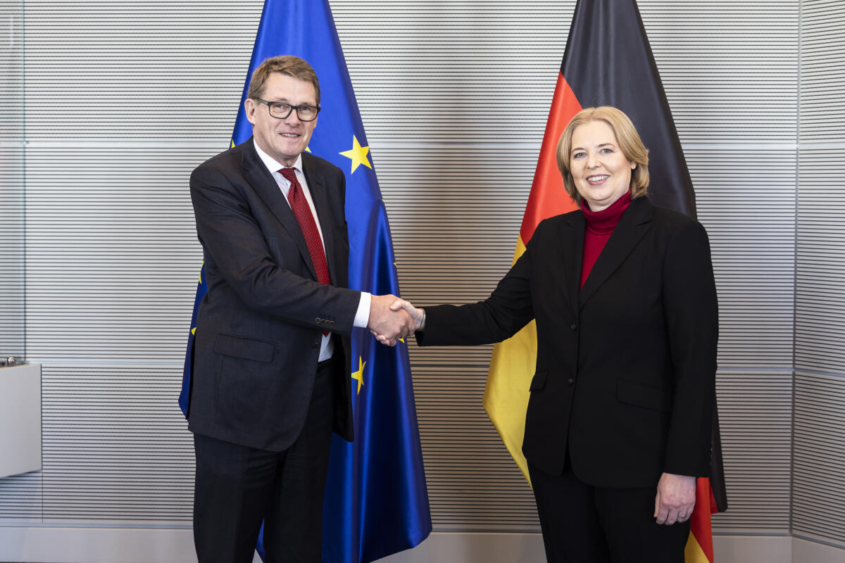 Bundestagspräsidentin Bärbel Bas (r), SPD, MdB, empfängt den Präsidenten der Eduskunta der Republik Finnland, Matti Vanhanen (l), zu einem Gespräch. Bas, Bärbel Bundestagspräsidentin Bärbel Bas (r), SPD, MdB, empfängt den Präsidenten der Eduskunta der Republik Finnland, Matti Vanhanen (l), zu einem Gespräch.