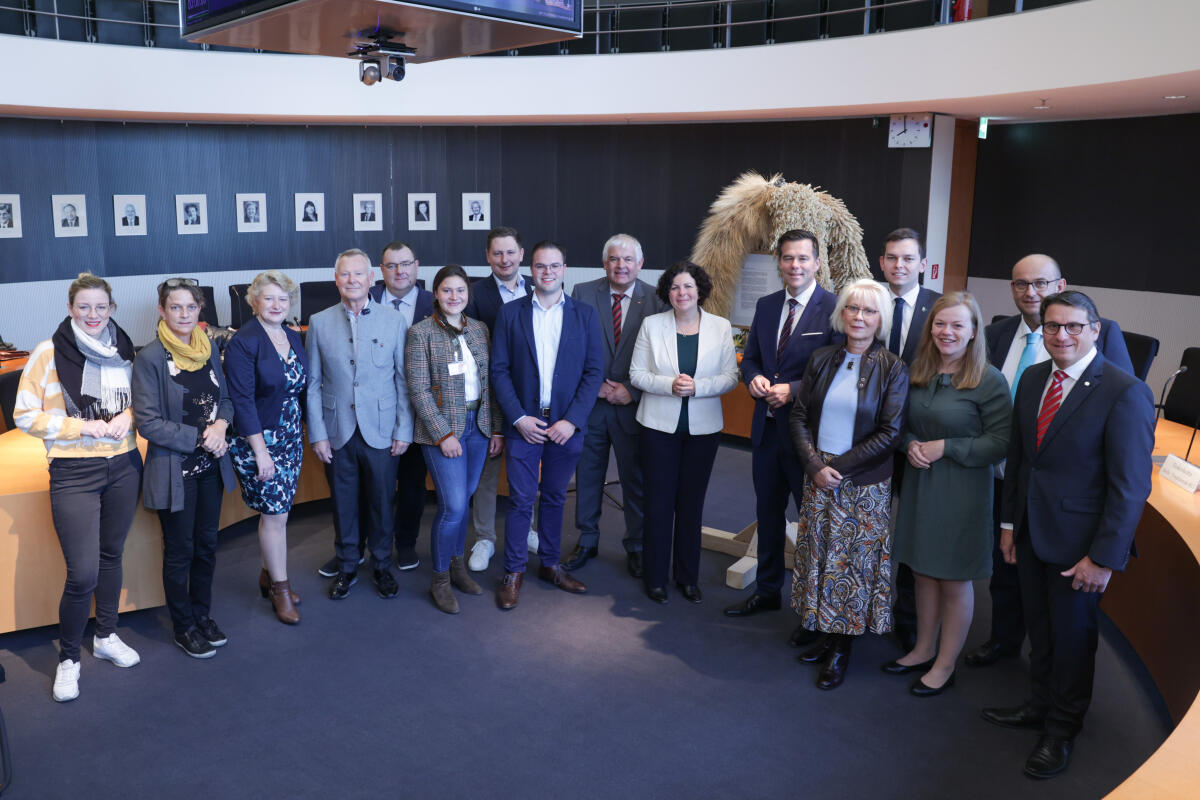 Übergabe der Erntekrone an den Ausschuss für Ernährung und Landwirtschaft durch Repräsentanten des Bundes der Deutschen Landjugend. Gruppenfoto. Kassautzki, Anna; Spallek, Anne Monika; Hagl-Kehl, Rita; Busen, Karlheinz; Bodtke, Ingo; Färber, Hermann; Mohamed Ali, Amira; Hocker, Gero Clemens; Damerow, Astrid; Protschka, Stephan; Vogt, Oliver Übergabe der Erntekrone an den Ausschuss für Ernährung und Landwirtschaft durch Repräsentanten des Bundes der Deutschen Landjugend. Gruppenfoto.