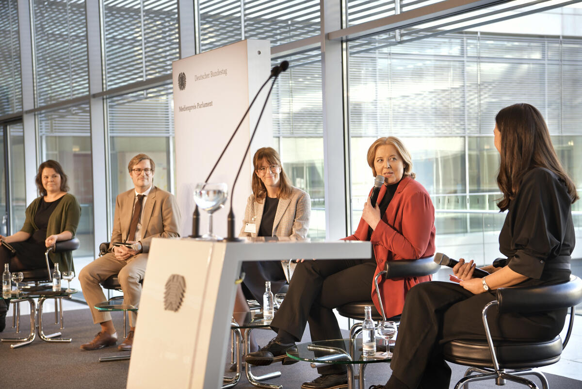 Bundestagspräsidentin Bärbel Bas (2vr), SPD, MdB, verleiht den Medienpreis Parlament 2022 des Deutschen Bundestages an Karoline Meta Beisel, Constanze von Bullion, Lara Fritzsche und Nicola Meier. Die Journalistinnen wurden für ihren neunseitigen Beitrag „Handy-Jahre einer Kanzlerin“ (erschienen am 3. September 2021 im Süddeutsche Zeitung Magazin) ausgezeichnet. Hier beim Podiumsgespräch mit den Nominierten Romy Steyer (l) und Boris Herrmann (2vl) sowie mit Karoline Meta Beisel (3vl) moderiert von Pinar Atalay. Bas, Bärbel Bundestagspräsidentin Bärbel Bas (2vr), SPD, MdB, verleiht den Medienpreis Parlament 2022 des Deutschen Bundestages an Karoline Meta Beisel, Constanze von Bullion, Lara Fritzsche und Nicola Meier. Die Journalistinnen wurden für ihren neunseitigen Beitrag „Handy-Jahre einer Kanzlerin“ (erschienen am 3. September 2021 im Süddeutsche Zeitung Magazin) ausgezeichnet. Hier beim Podiumsgespräch mit den Nominierten Romy Steyer (l) und Boris Herrmann (2vl) sowie mit Karoline Meta Beisel (3vl) moderiert von Pinar Atalay.